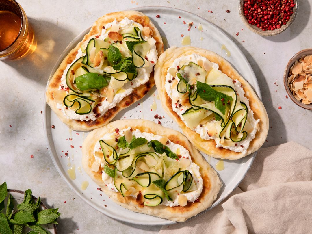 Sommerliches Pfannenbrot mit Zucchini und Ricotta-Creme