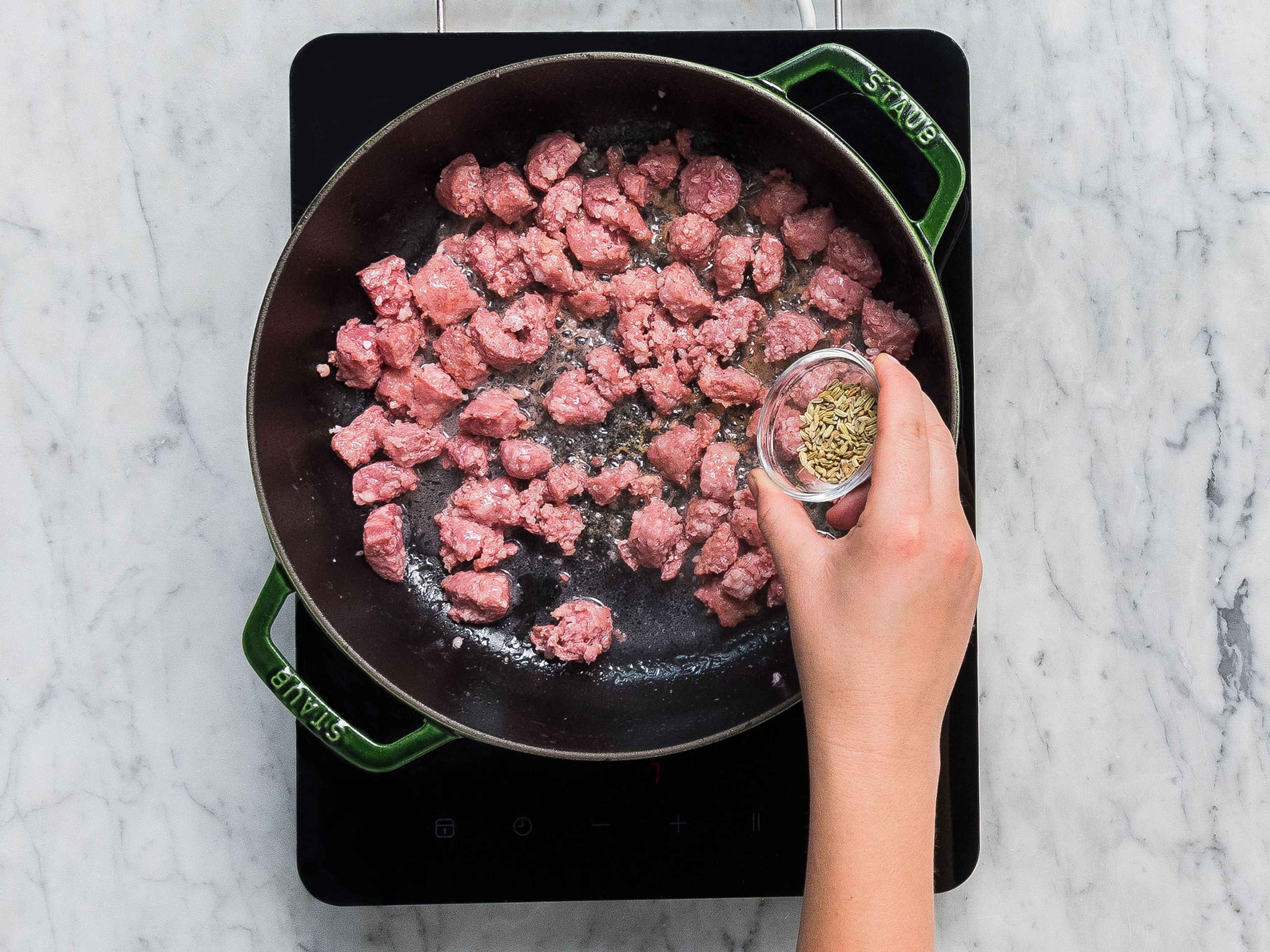 Peel and finely mince the garlic and shallots. Remove sausage meat from casing and chop roughly or crumble. Heat a large frying pan over medium heat, add Italian sausage meat and fry for approx. 5 min. Add the fennel seeds and cook gently until the fat renders and the meat browns, approx. 10 min.