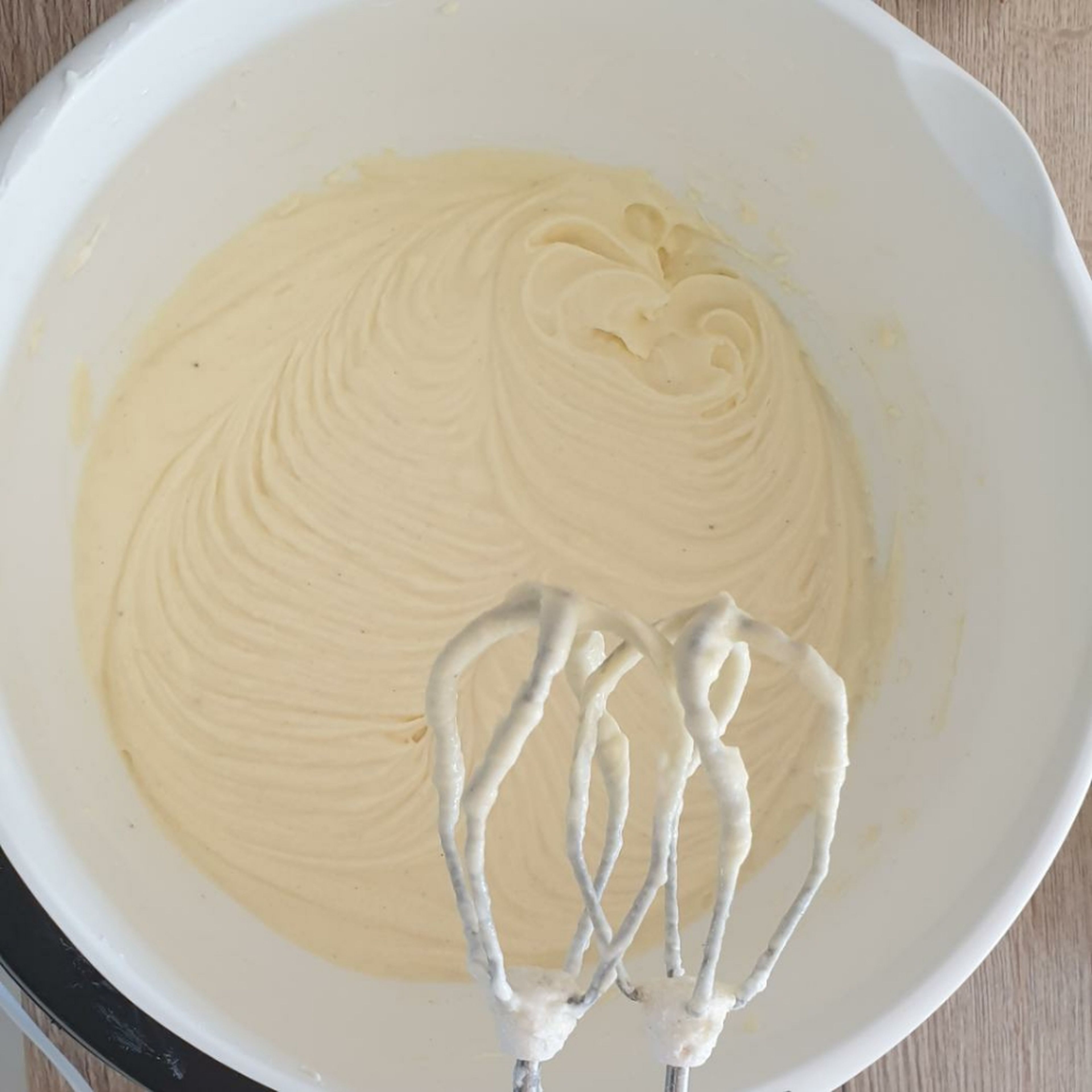 Puddingpulver und Quark hinzugeben und solange rühren, bis eine glatte Masse entstanden ist.
