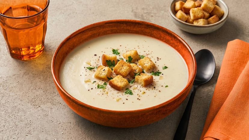 Samtige Knoblauchsuppe mit Croûtons