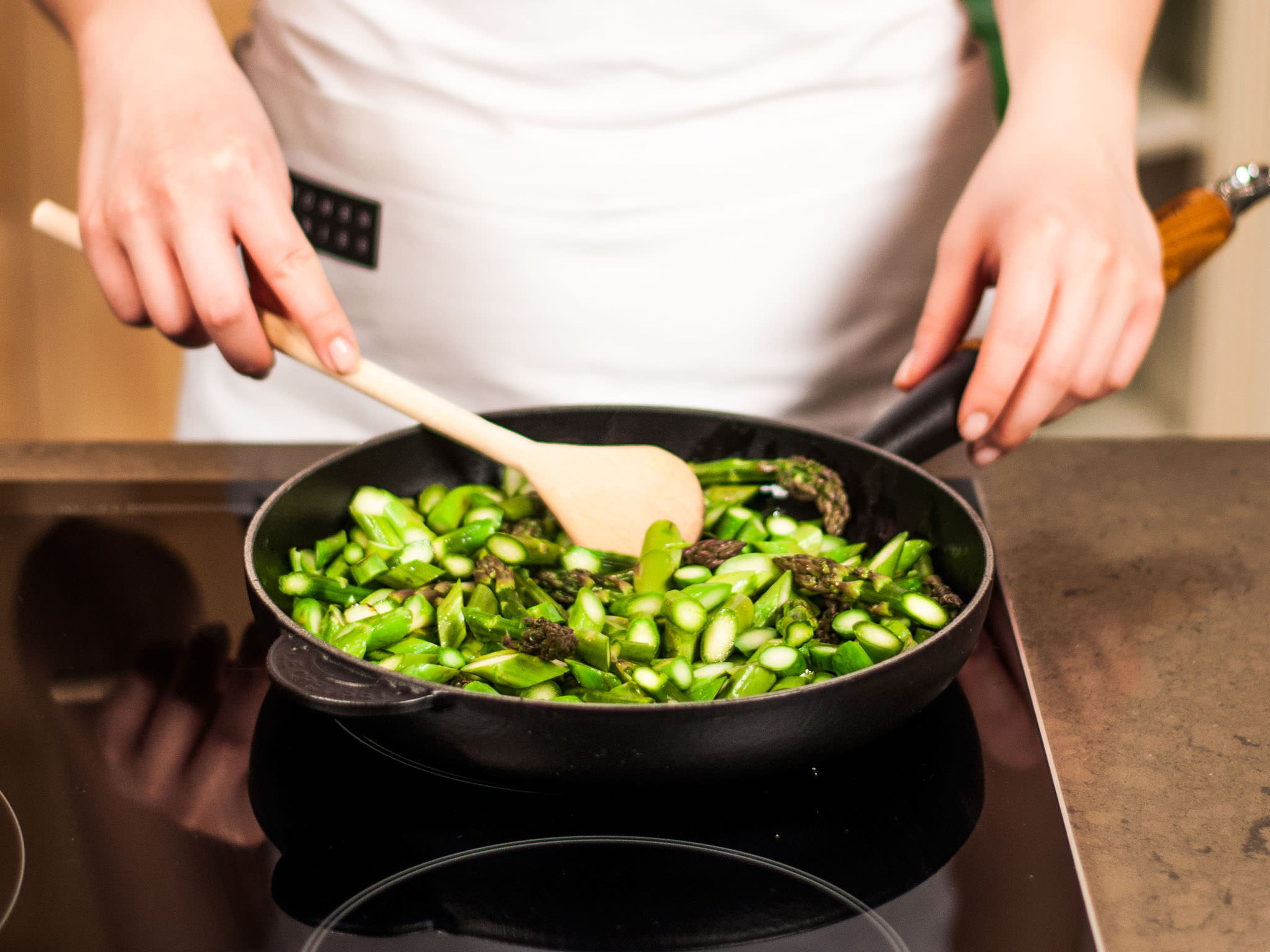 Etwas Olivenöl in einer großen Pfanne erhitzen und die Spargelstücke darin für ca. 8 – 10 Min. bei mittlerer Hitze anbraten. Mit Salz und Pfeffer abschmecken.