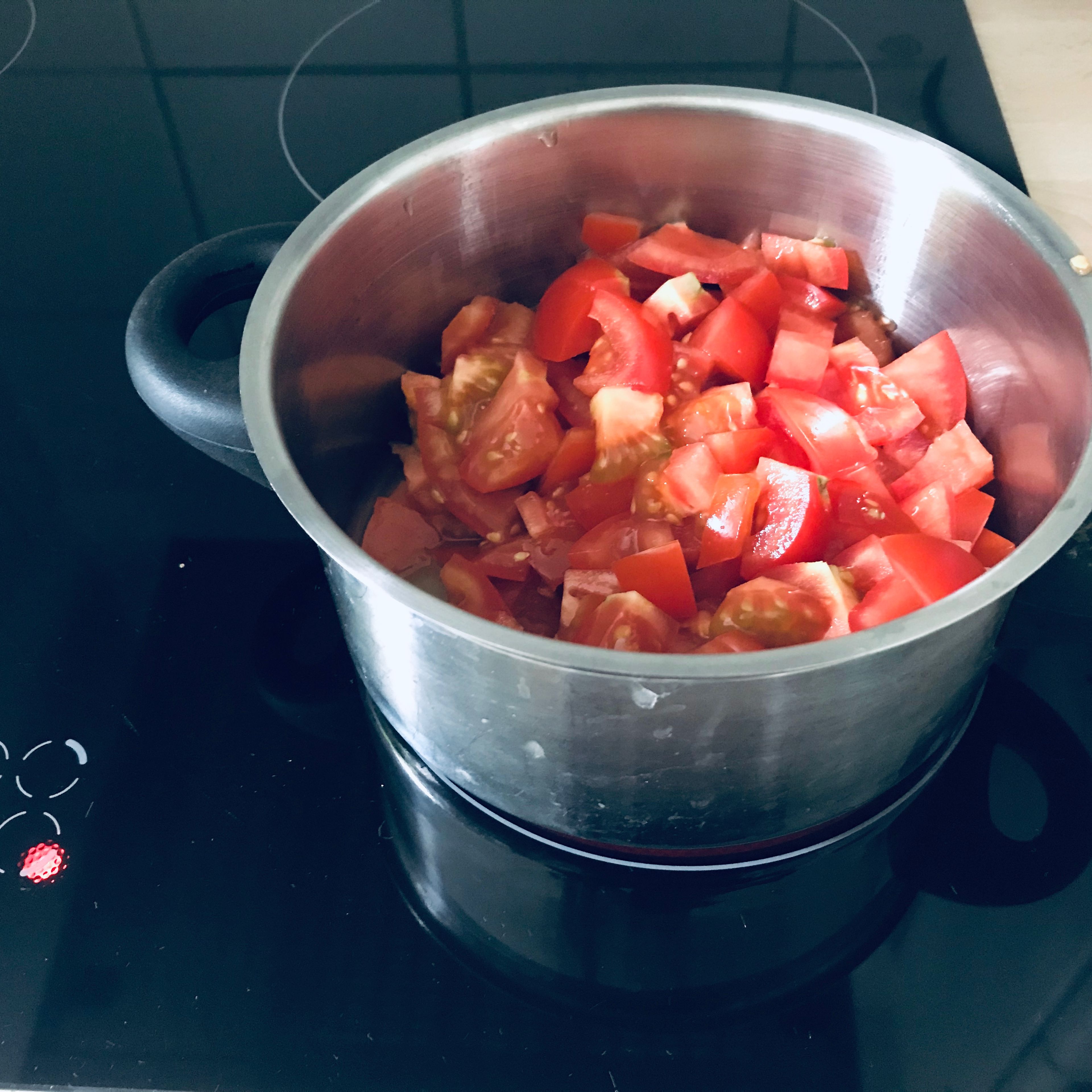 Die Tomaten in einem Topf zum Kochen bringen und für etwa 20min köcheln lassen.