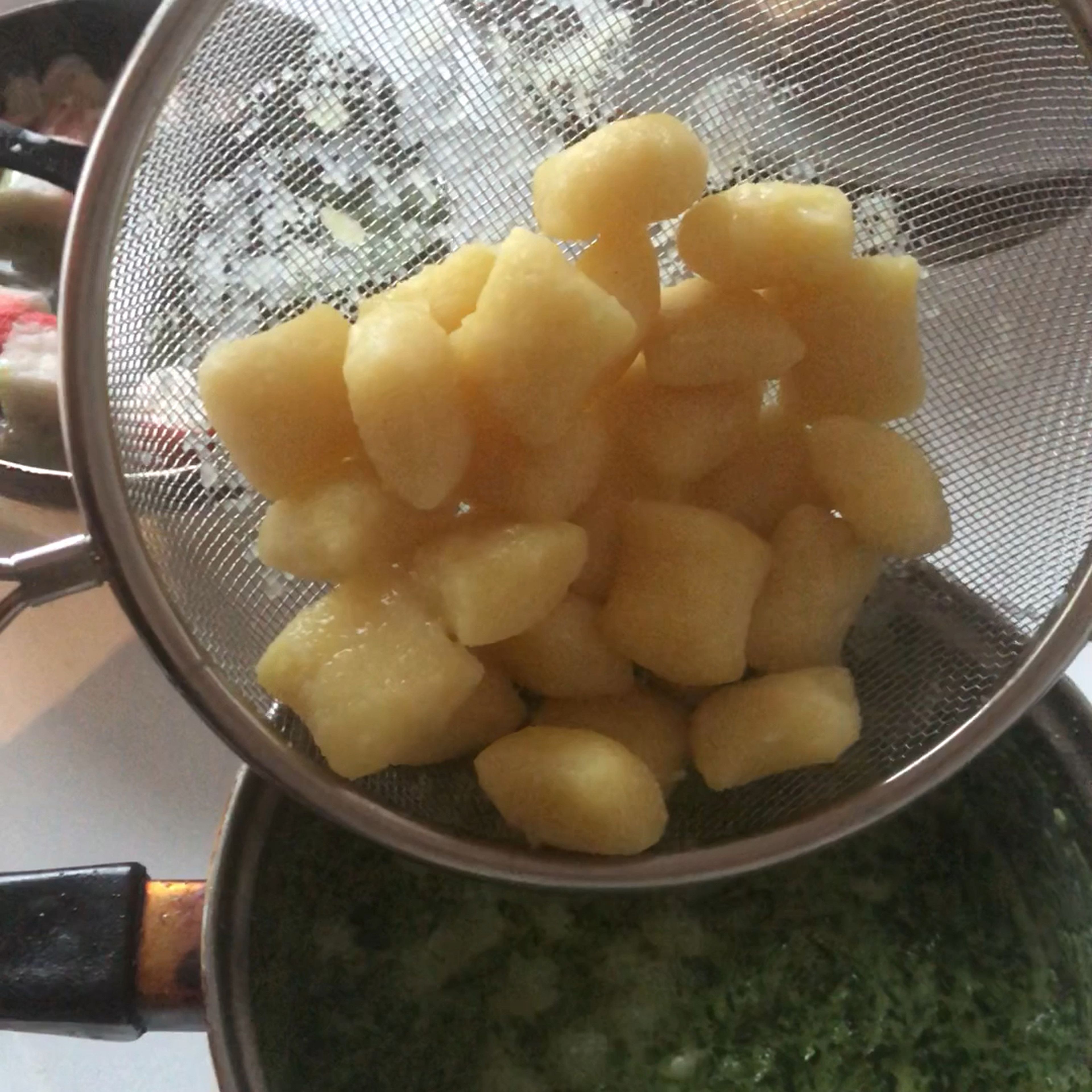 Add rinsed cooked gnocchi to the spinach sauce, mix and cook together for two more minutes