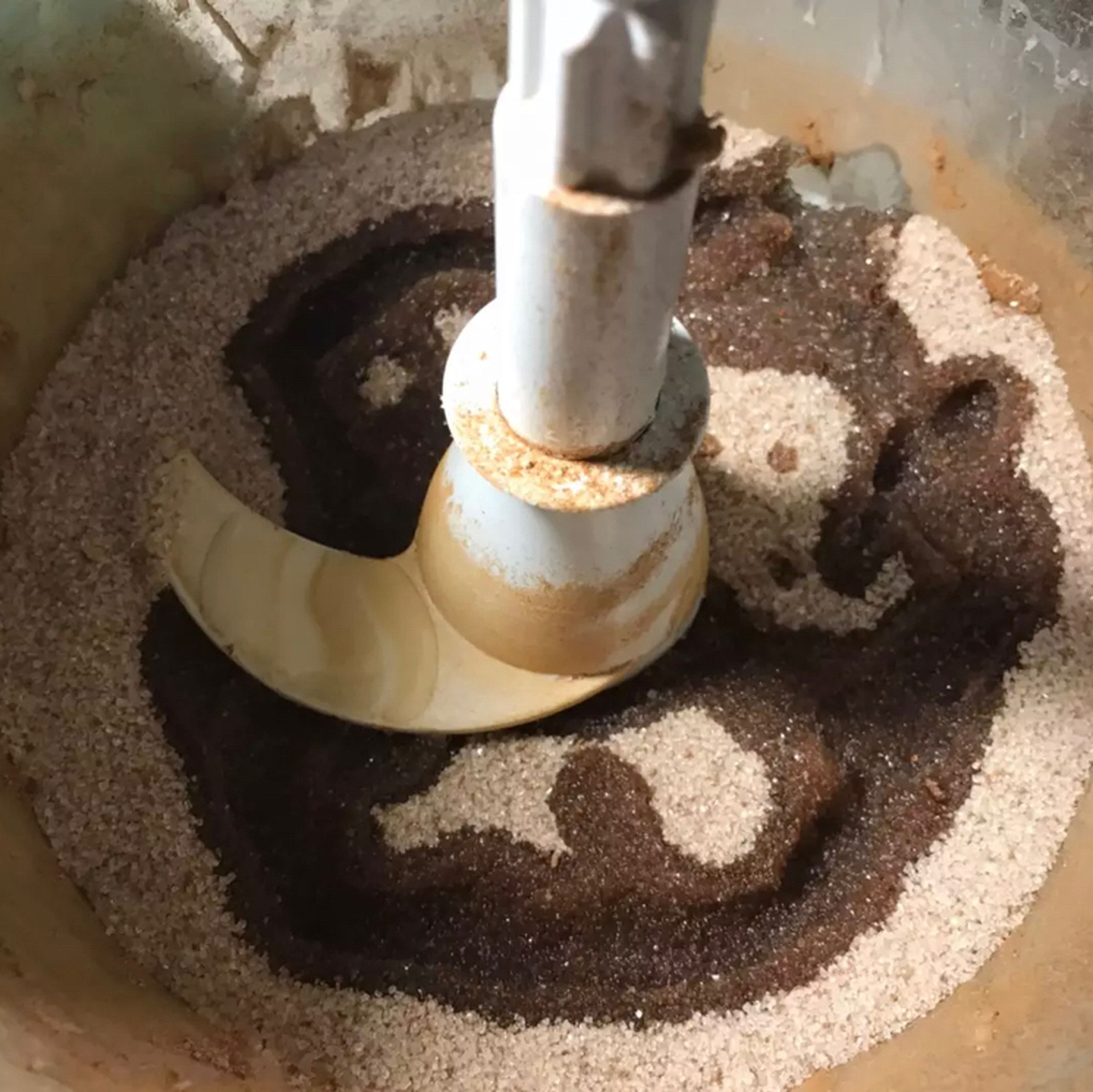 Mix the remaining powdered (1 cup) sugar, cinnamon powder and remaining 1/2 cup oil and 1/2 cup flour. Add vanilla, nutmeg and butter and mix. Can be done by food processor.