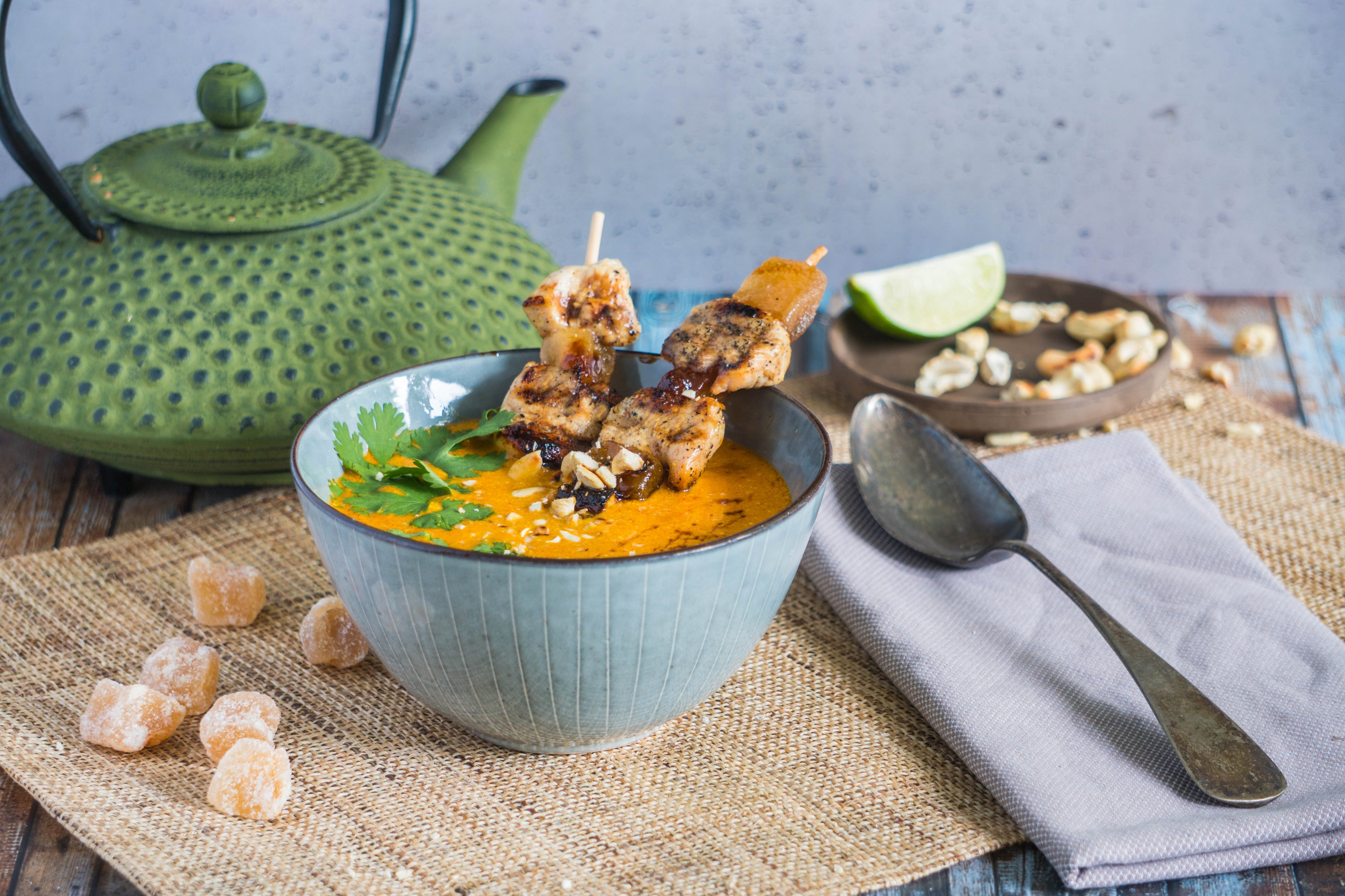 Currysuppe mit Hähnchen-Ingwer-Spießen