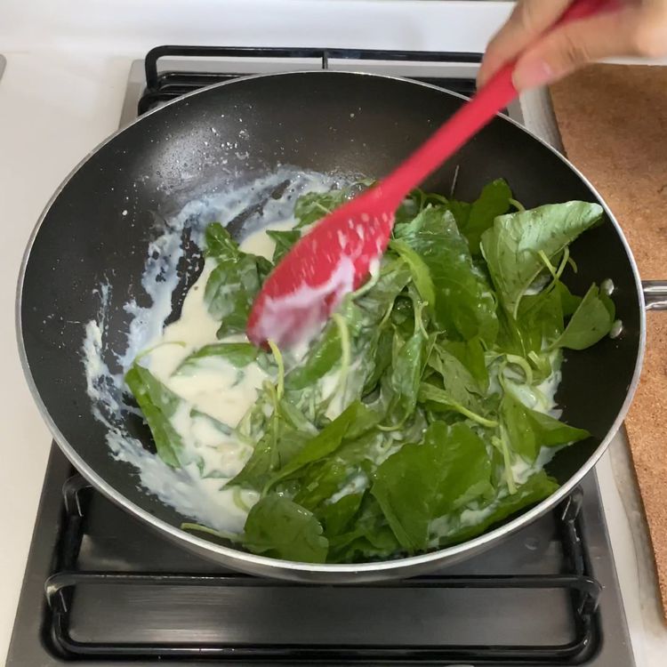 Salmon with creamy spinach | Recipe | Kitchen Stories