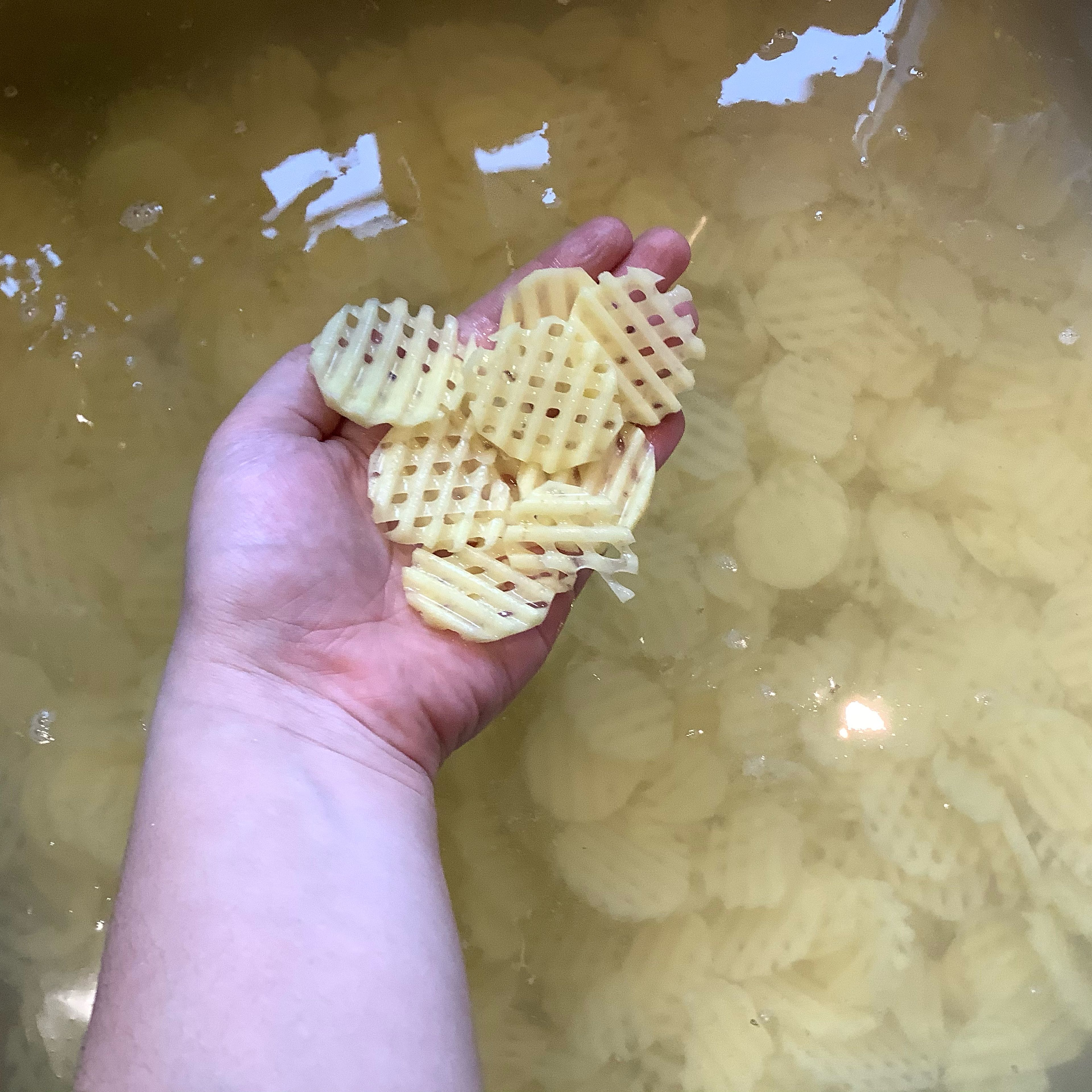 Die Kartoffeln sollten ins Wasserbad fallen, damit sie die Sterke verlieren und nicht braun werden. 