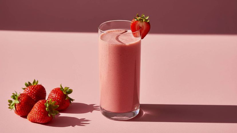 Cremiger Erdbeer-Buttermilch-Smoothie für ein schnelles Frühstück