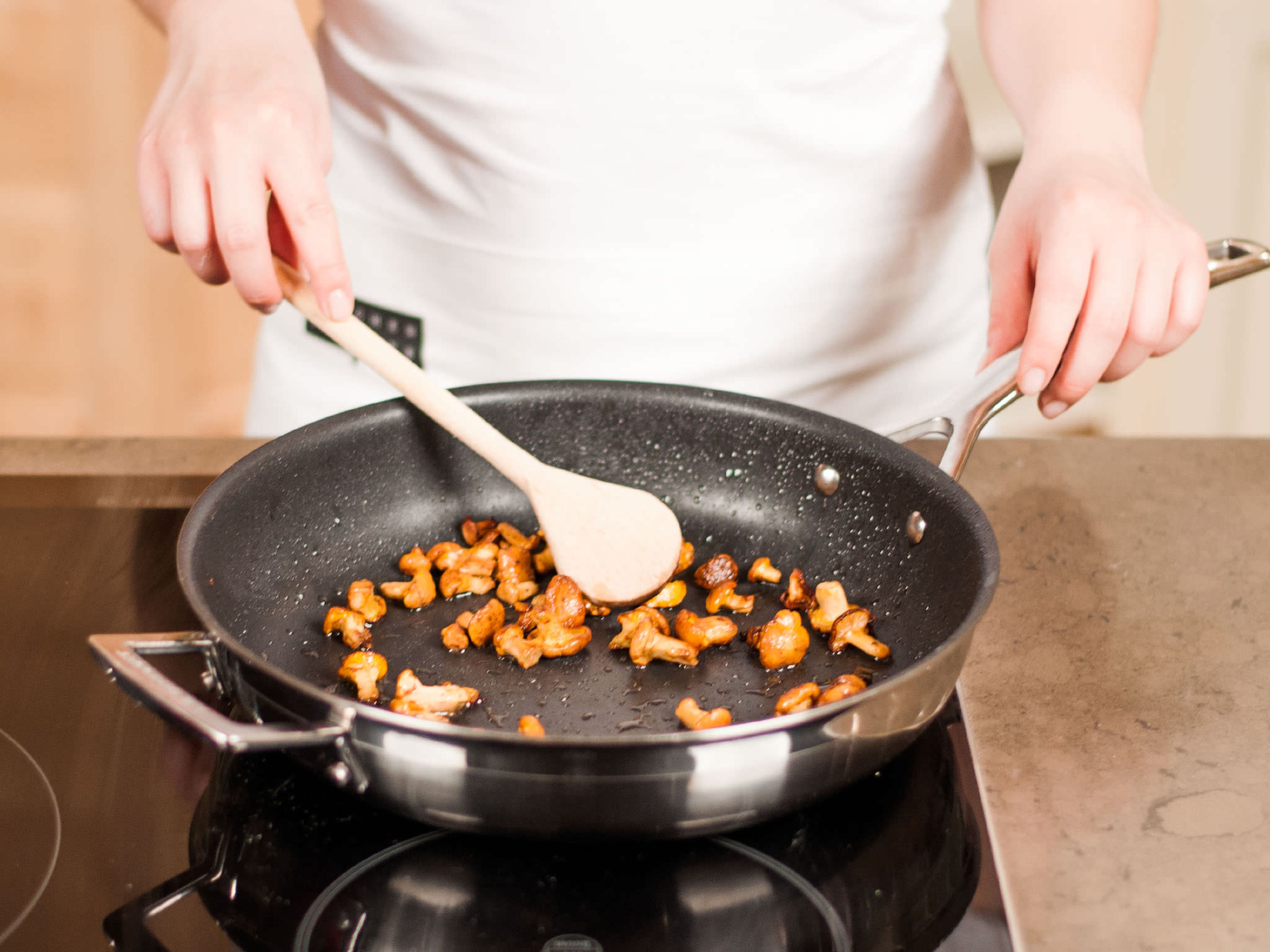 Fry mushrooms in a hot frying pan for approx. 2 – 4 min. until tender. Leave to cool.