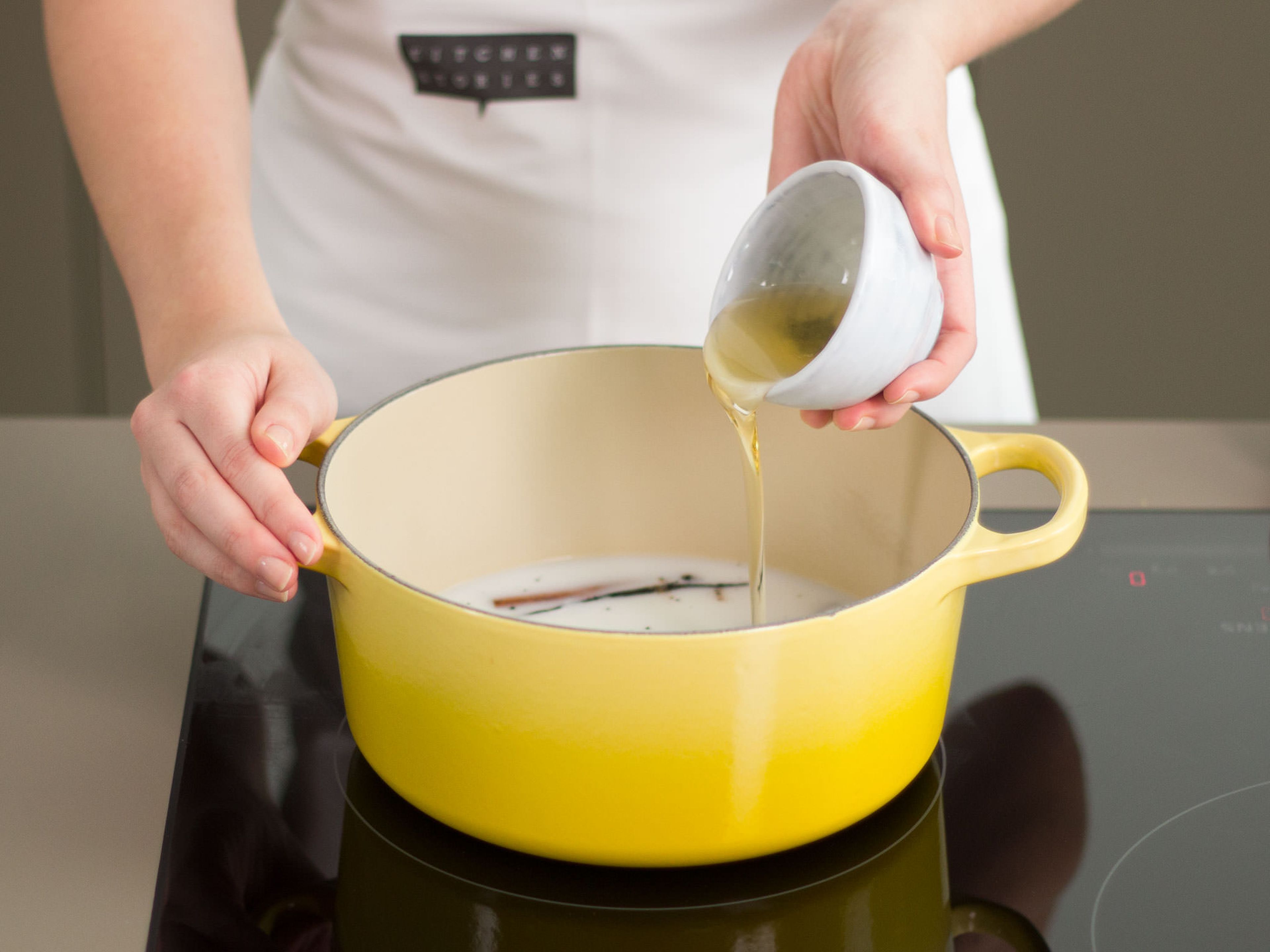 Reismilch, Vanilleschoten, Zimtstange und Agavendicksaft in einem großen Topf aufkochen.