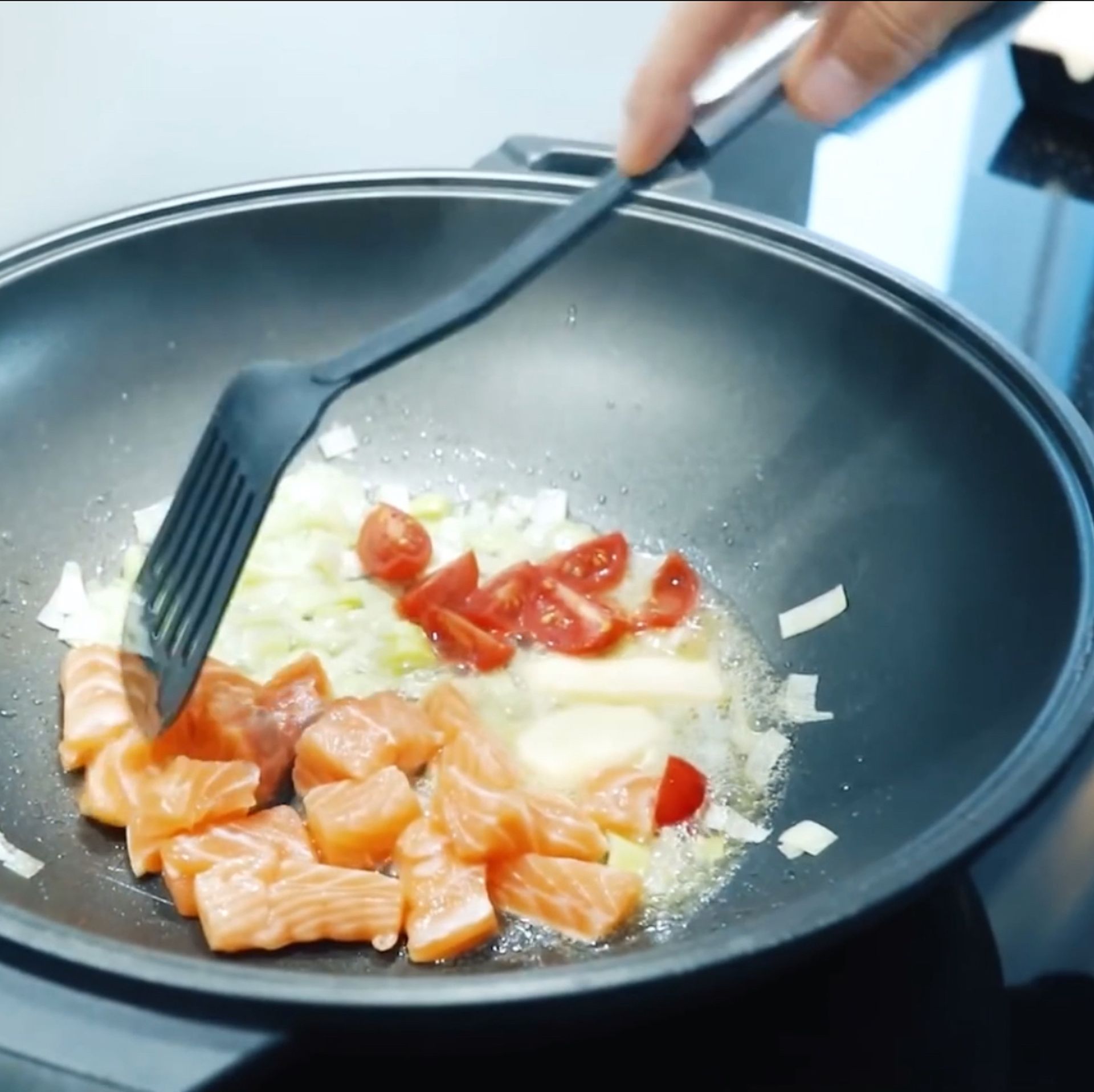 Tagliatelle mit Lachs und Butter-Zitronensoße | Rezept | Kitchen Stories