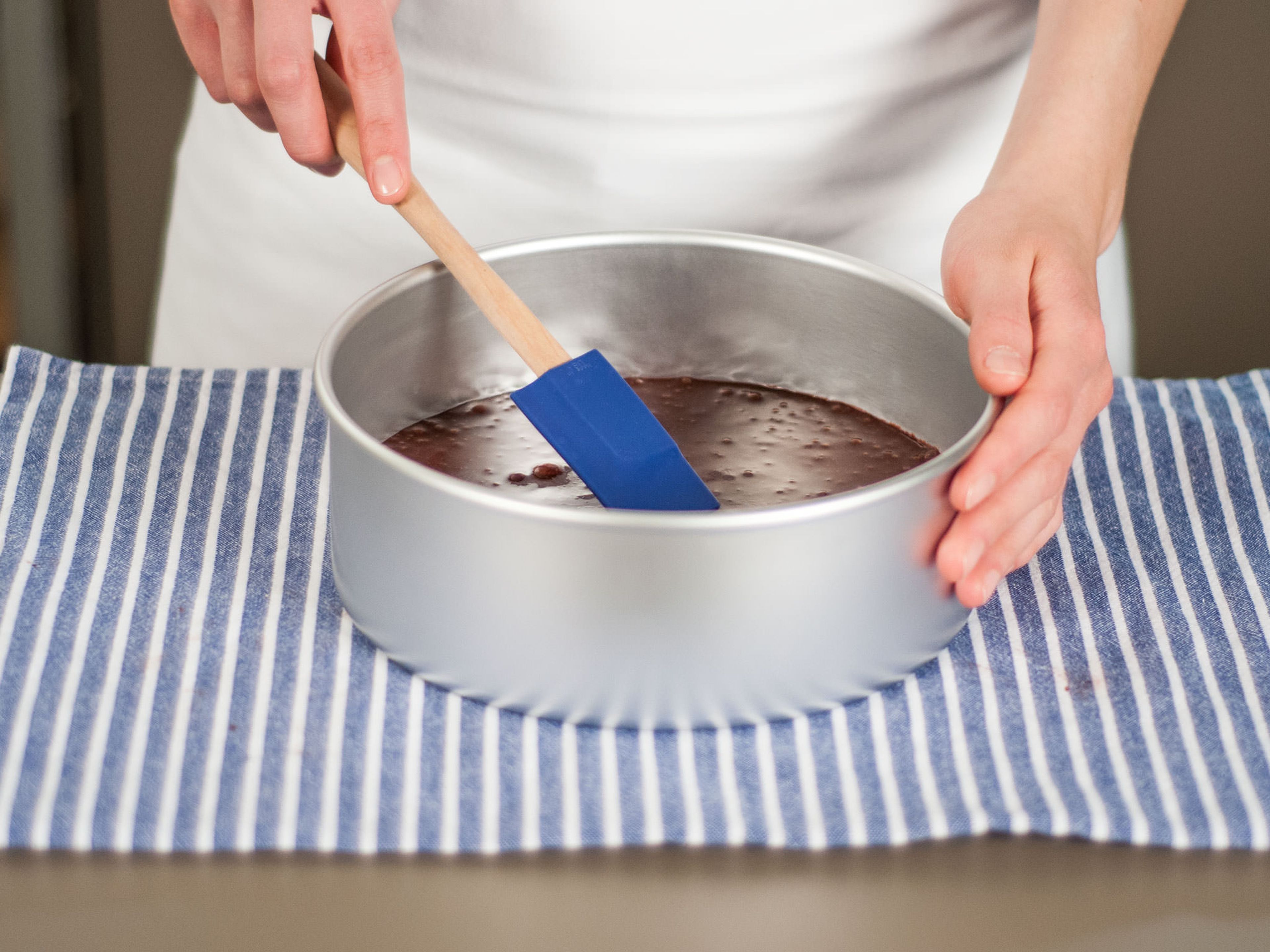 Teig in eine runde Backform gießen und im vorgeheizten Backofen bei 180°C für ca. 15 – 20 Min. backen, bis ein Zahnstocher sauber aus dem Kuchen gezogen werden kann.