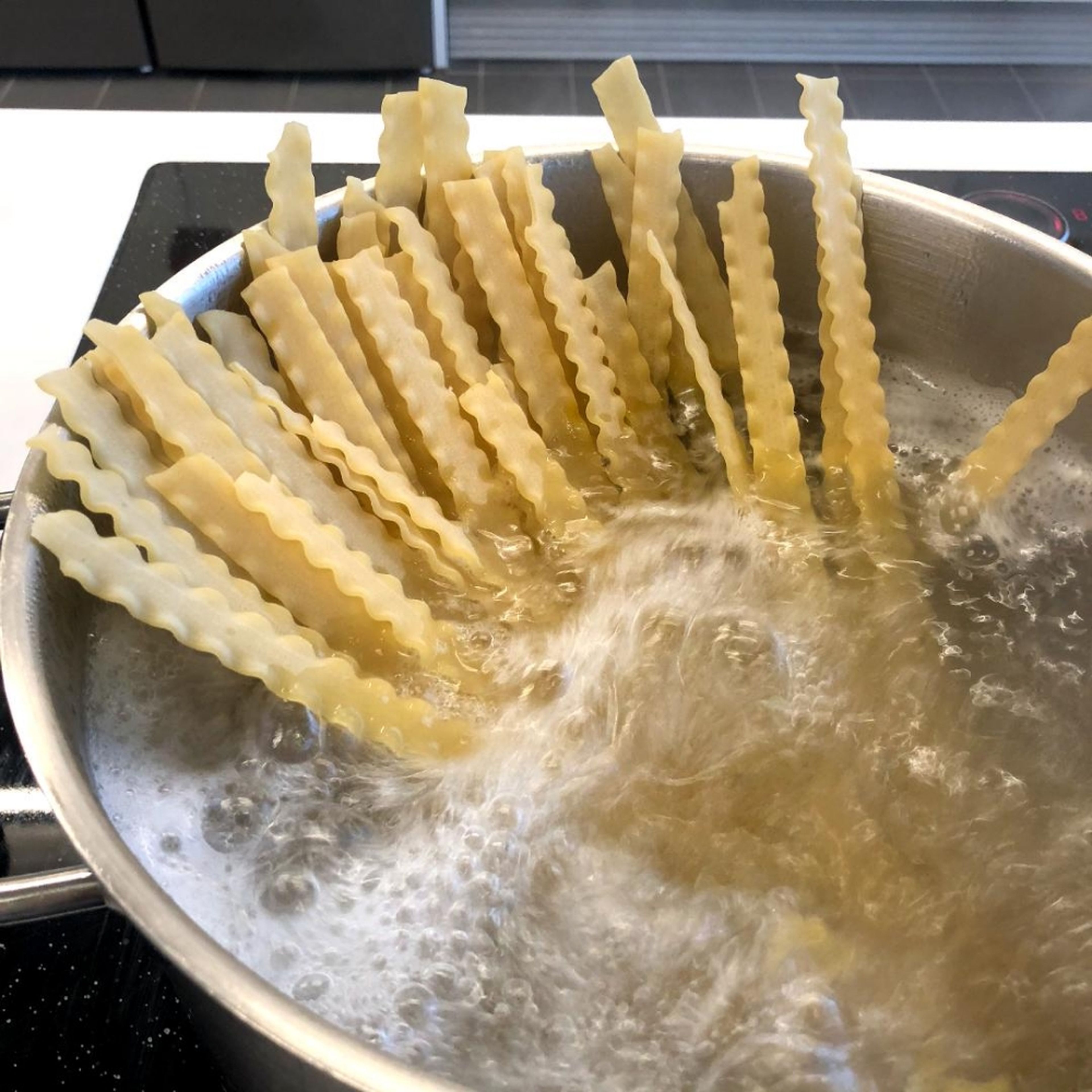 Die Nudeln im gesalzenem Wasser ca. 7 Minuten kochen. Den Parmesan reiben.
