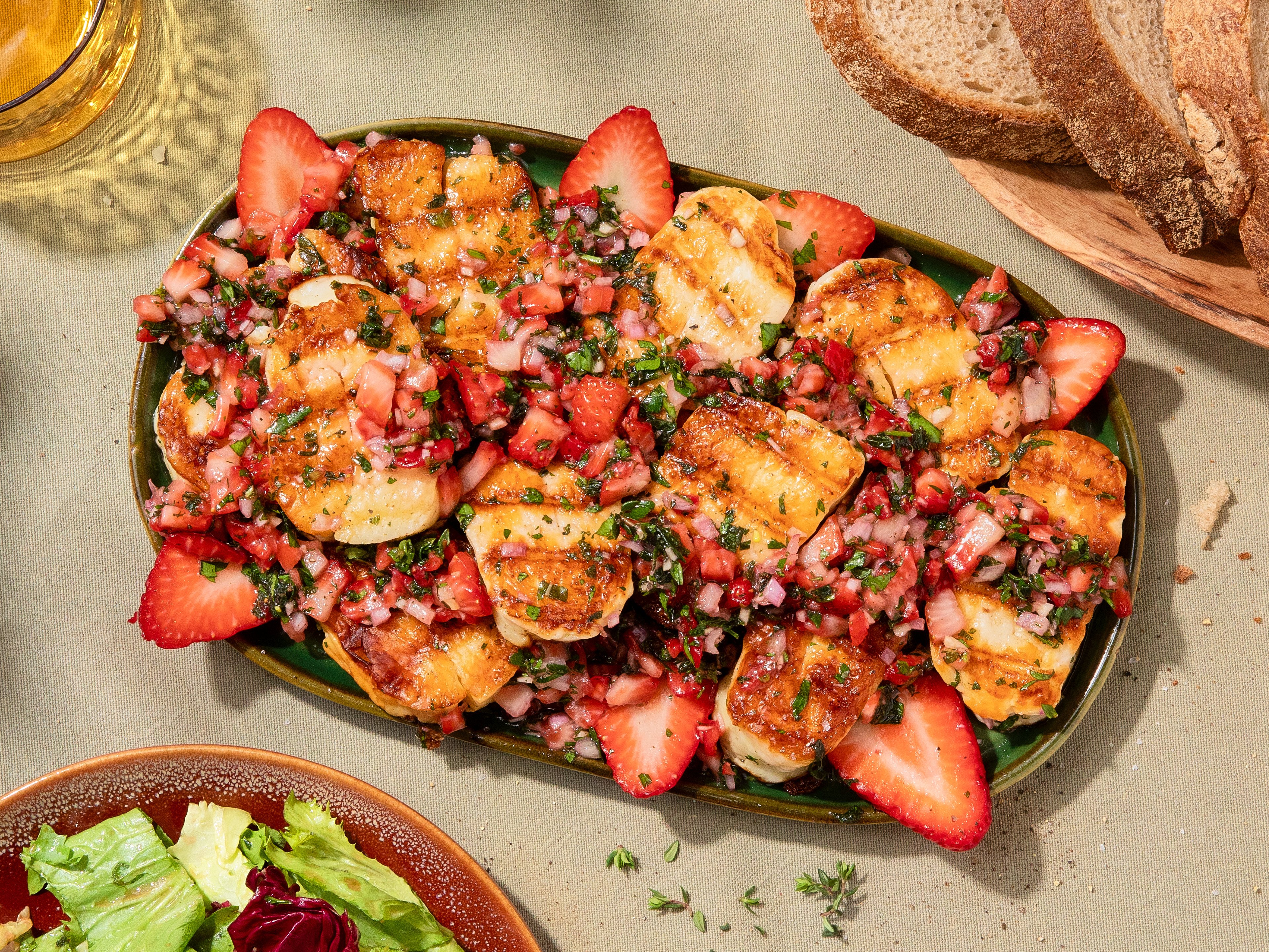 Gegrillter Halloumi mit Erdbeer-Chimichurri