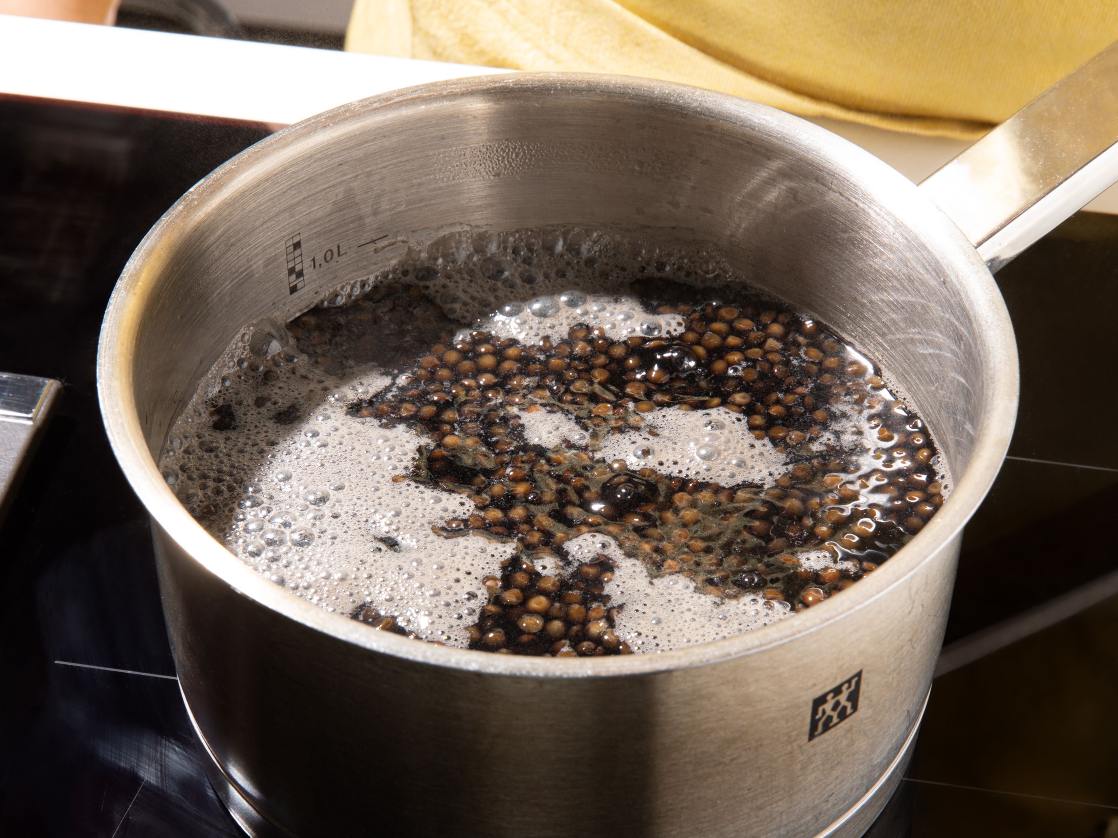Linsen abspülen, in einen Topf geben und mit 5 cm Wasser bedecken. Zum Kochen bringen, die Hitze auf mittlere bis niedrige Stufe reduzieren und mit geschlossenem Deckel ca. 20-30 Min. köcheln lassen. Abgießen und mit Salz abschmecken.