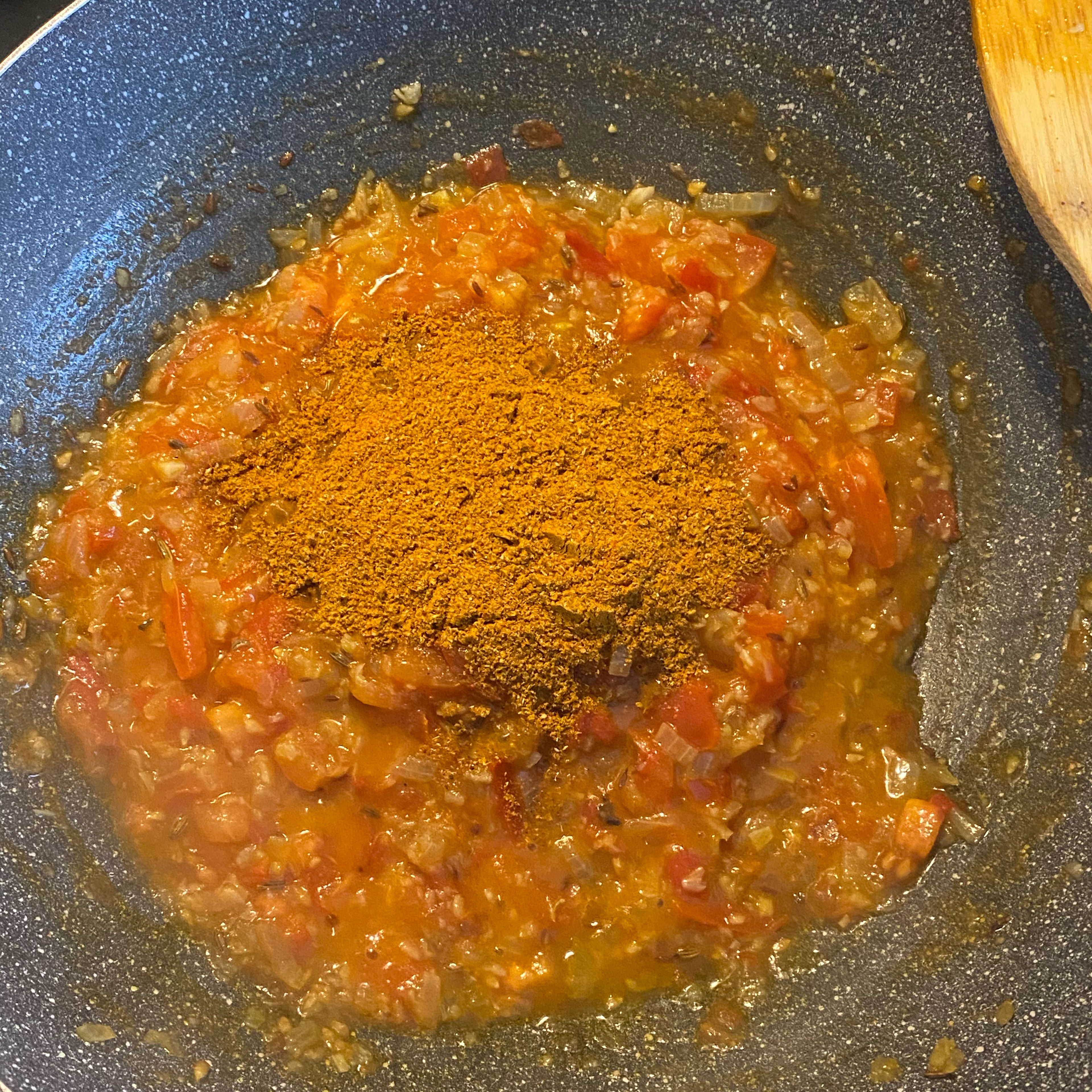 Sobald die Tomatenstückchen weich geworden sind, gebe die in Punkt 2 vorbereitete Gewürzmischung hinzu. Vermische alles gut miteinander und lasse es für ca. 1 Minute unter ständigem Rühren köcheln. (Sollte es zu trocken sein gebe etwas Wasser dazu.)