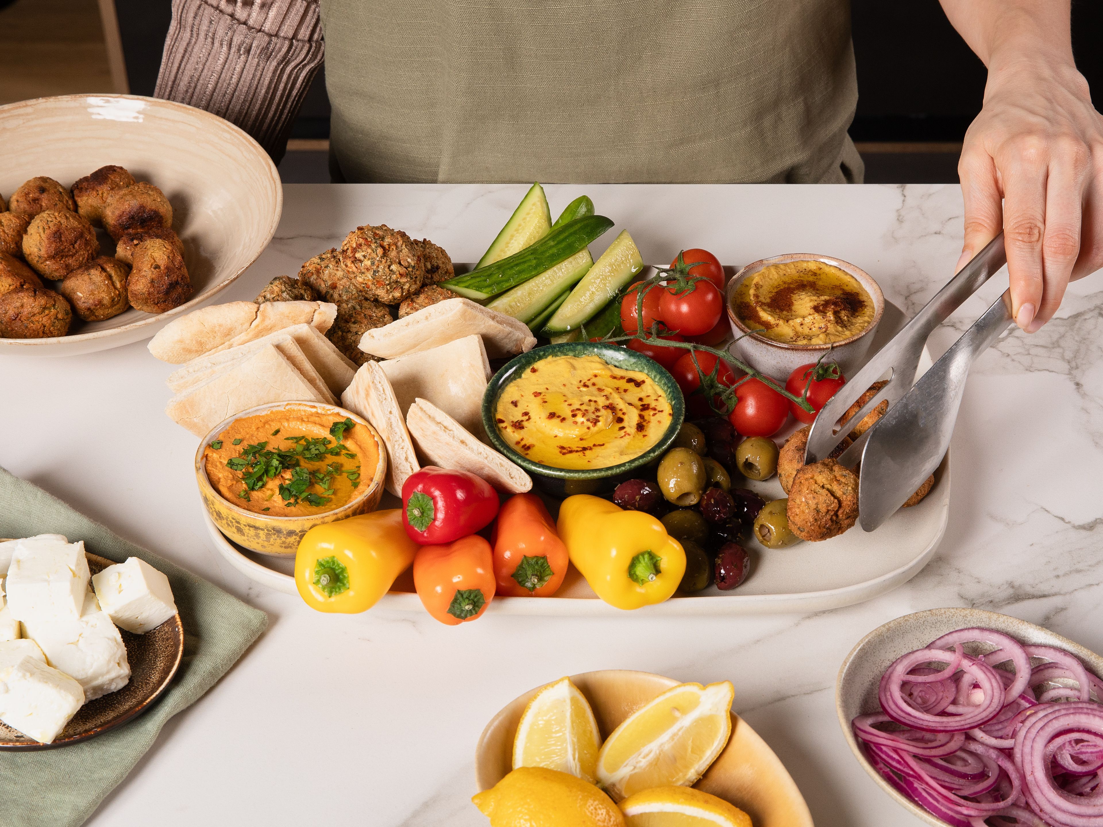 Falafel und Gemüse Burger auf einer großen Platte anrichten. Snackpaprika, Cherrytomaten, Mini-Gurkensticks, Oliven, Feta und Sumak-Zwiebeln darum anrichten. Mit getoastetem Pita servieren. 

enerBiO Falafel (DE-ÖKO-007); enerBiO Gemüse Burger (DE-ÖKO-001); enerBiO Curry Mango Streichcreme (DE-ÖKO-003); enerBiO Tomate Parmesan Streichgenuss (DE-ÖKO-005); enerBiO Edamame Hummus Art Streichcreme (DE-ÖKO-001); enerBiO Oliven Mix (GT-BIO-01);  enerBiO Rohrohrzucker (DE-ÖKO-003)