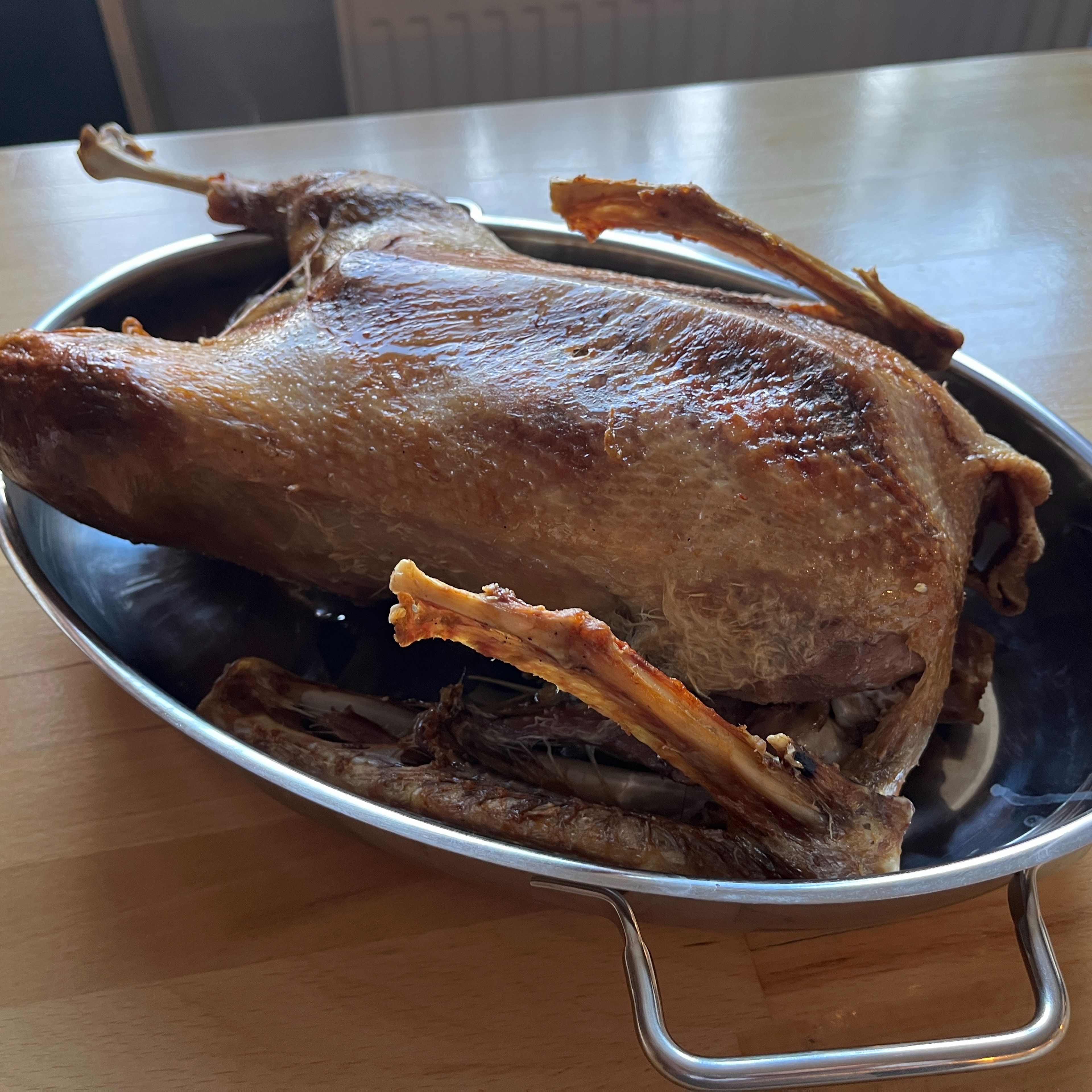 Gans tranchieren und warm stellen.