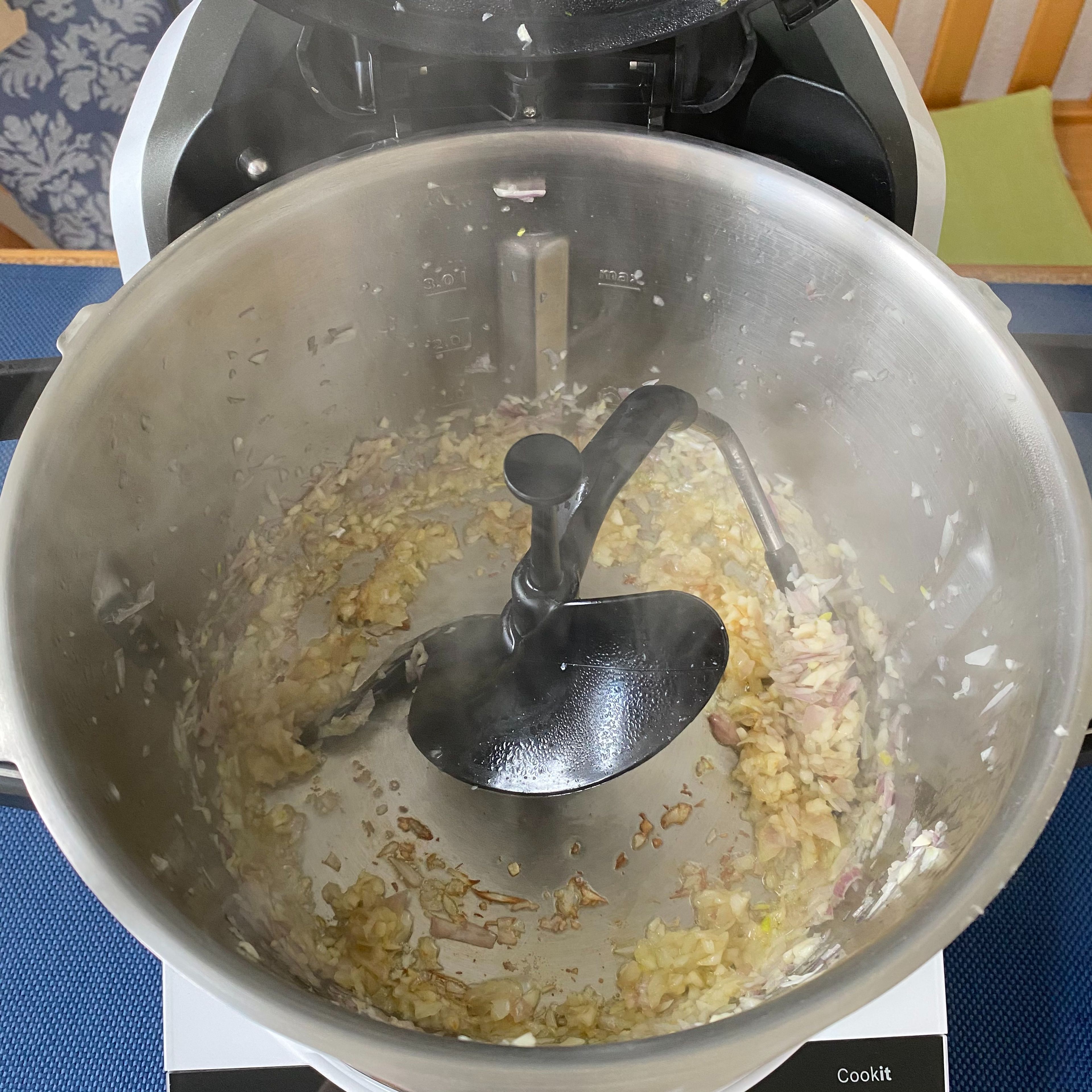 Olivenöl einwiegen, Deckel schließen, Messbecher entnehmen und Zutaten anschmoren (3D-Rührer | Stufe 2 | 130°C | 3 Minuten).