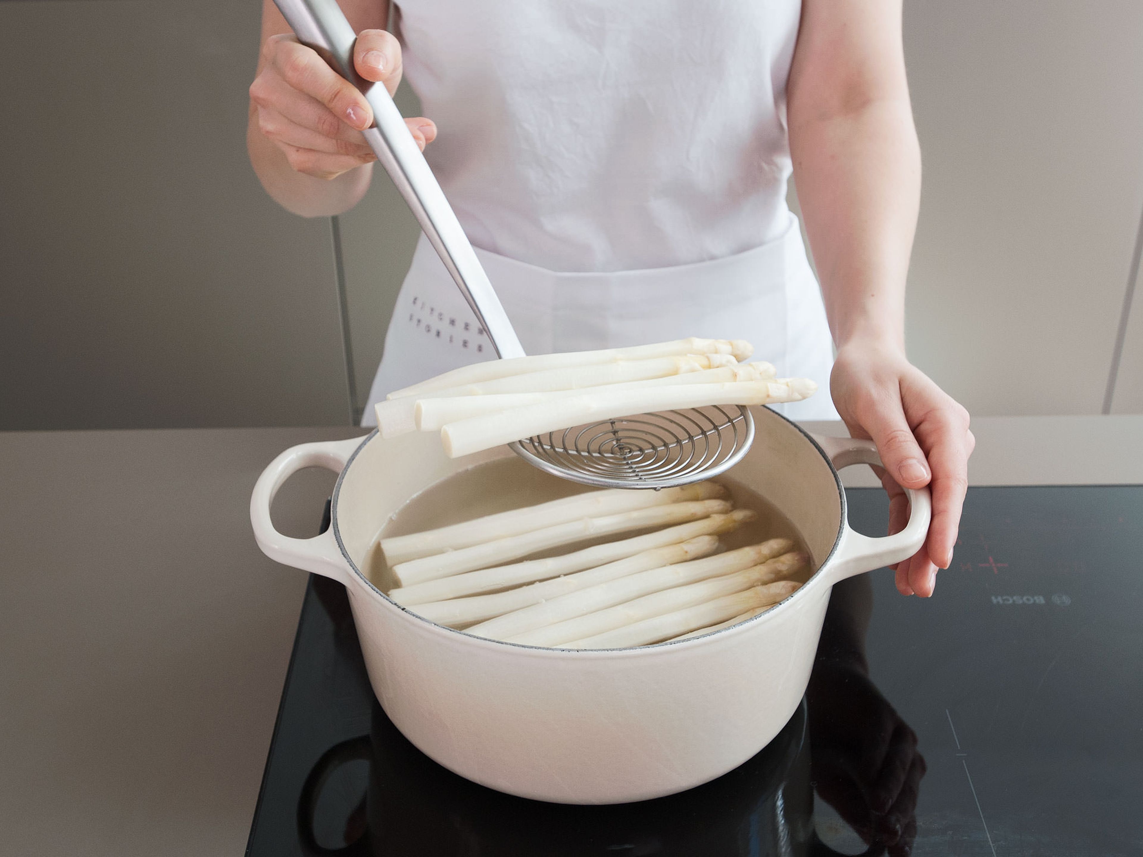 Spargel in einen großen Topf mit gesalzenem und gezuckertem Wasser geben und aufkochen. Anschließend bei mittlerer Hitze ca. 5 Min. blanchieren.