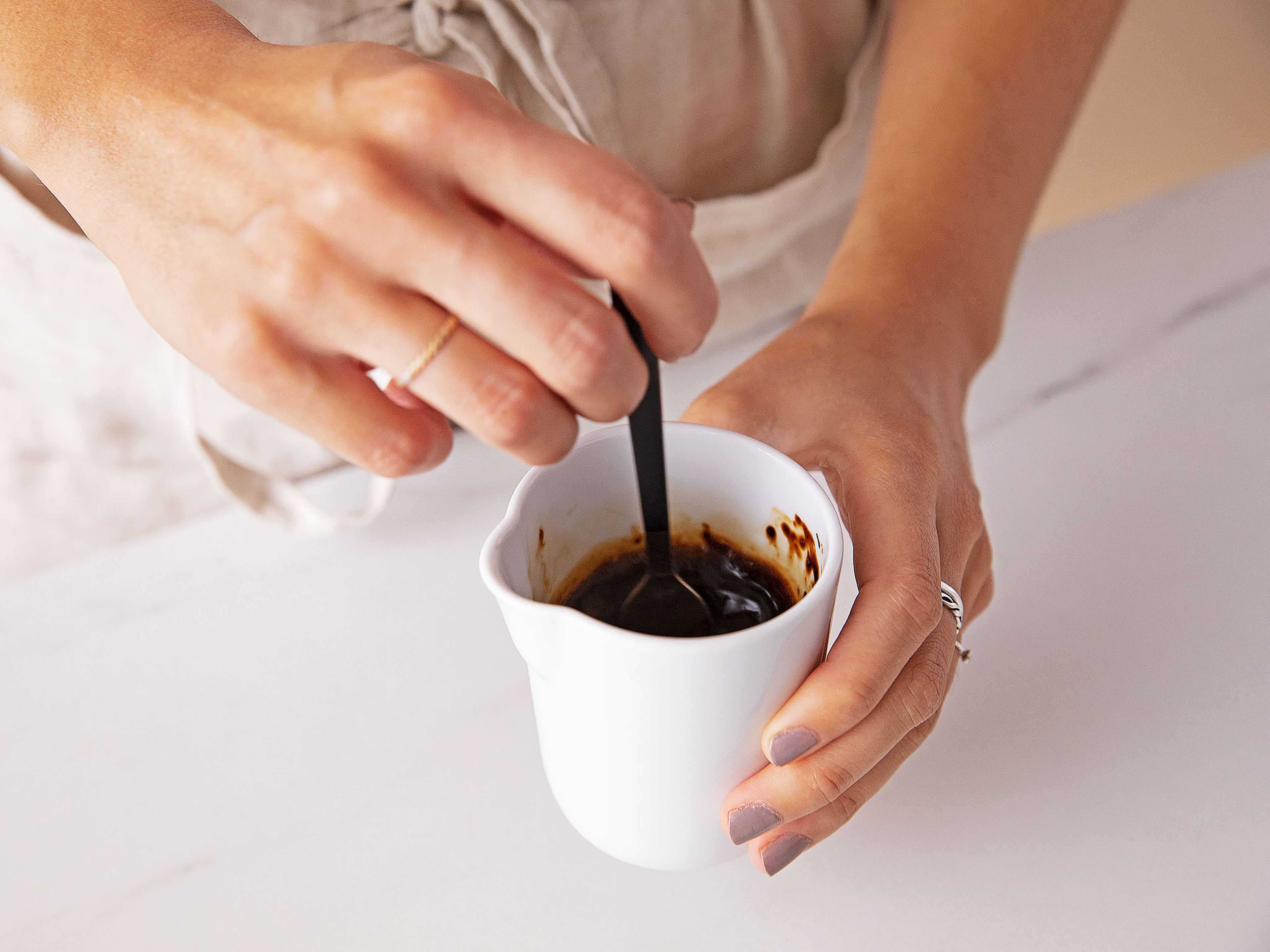 Das Instant-Espresso-Pulver mit der gleichen Menge kochendem Wasser verrühren. Beiseitestellen und abkühlen lassen.