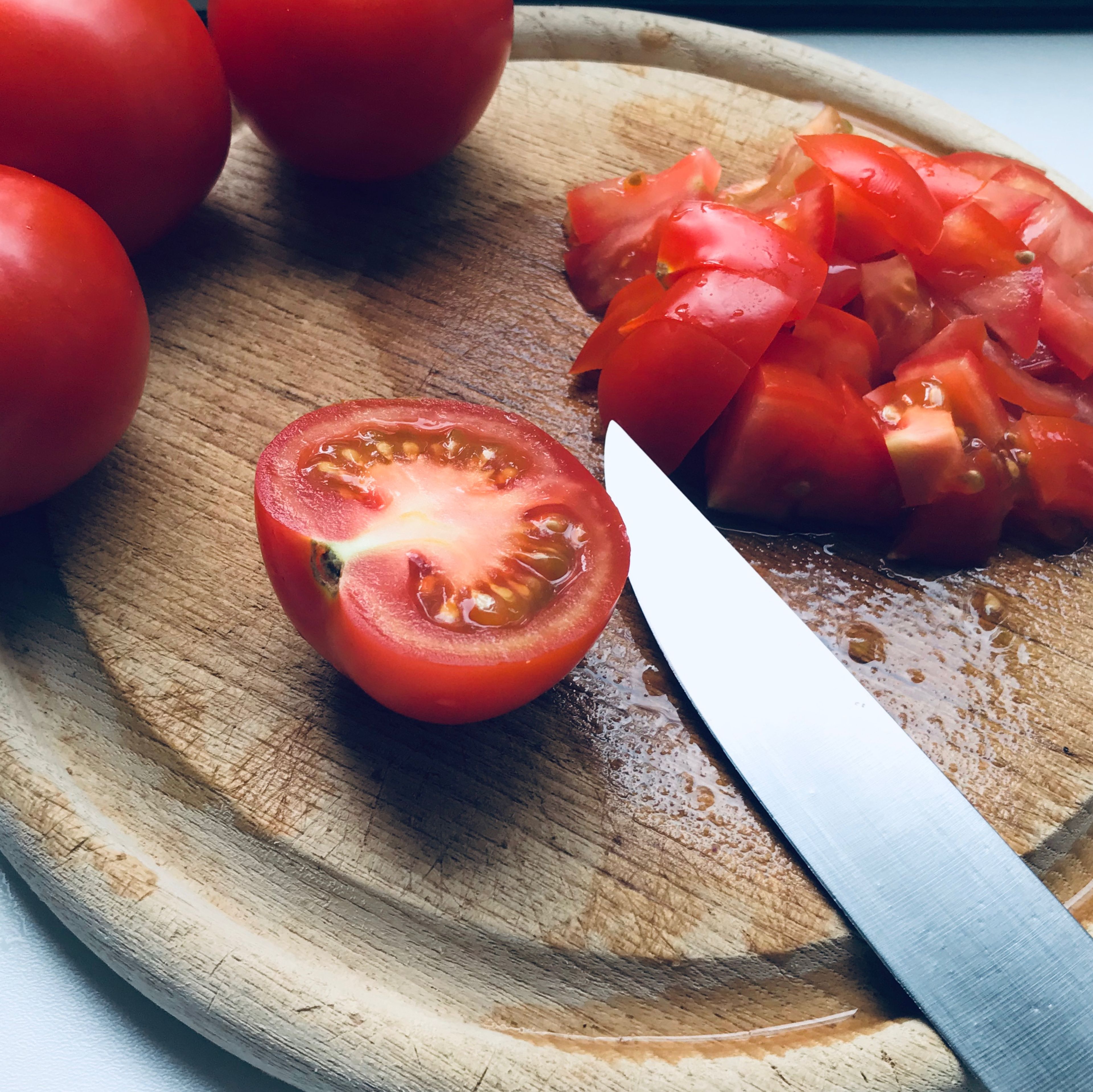 Die Tomaten waschen und in Stücke schneiden.