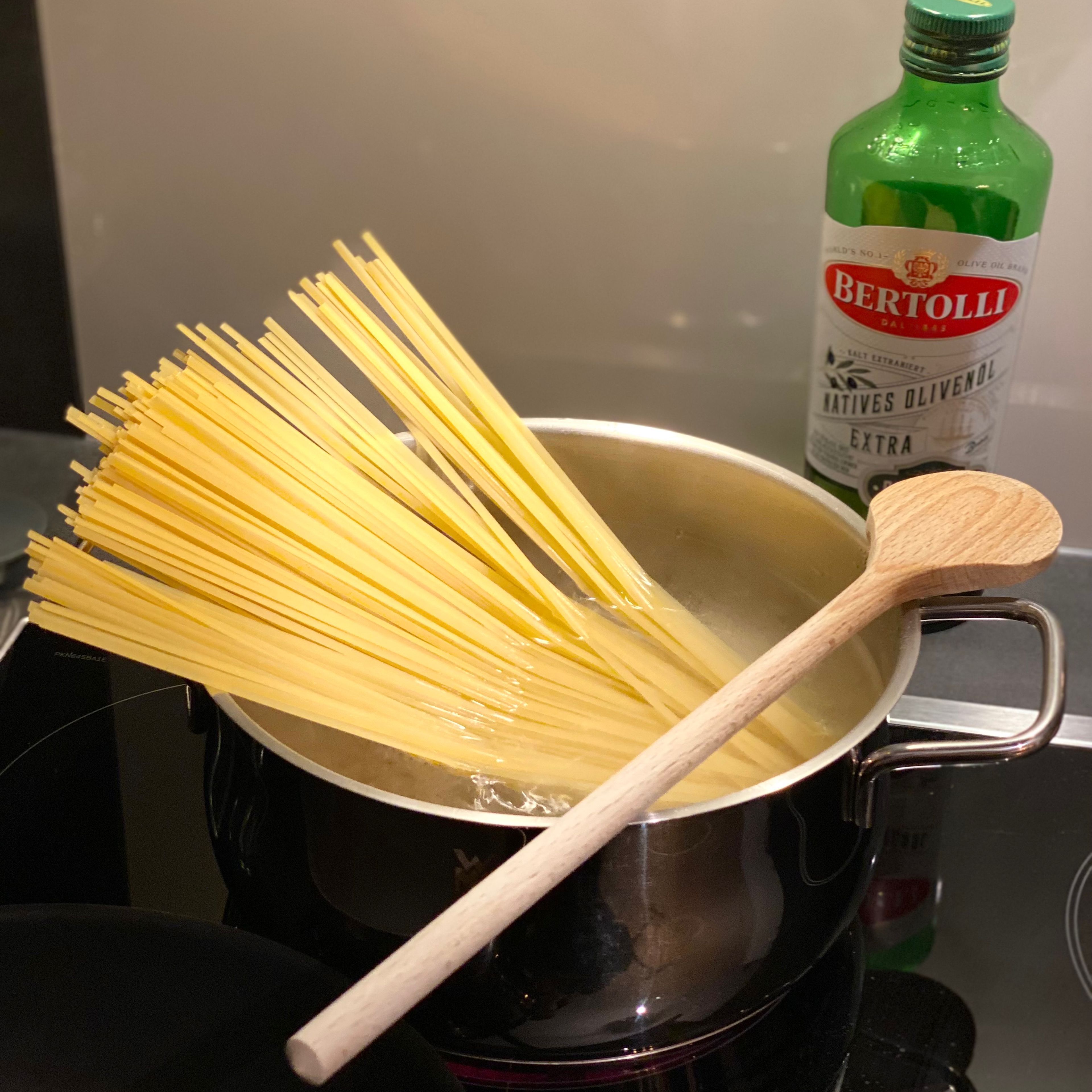 Die Spaghetti in gesalzenem Wasser ca. 12 Min. al dente kochen.