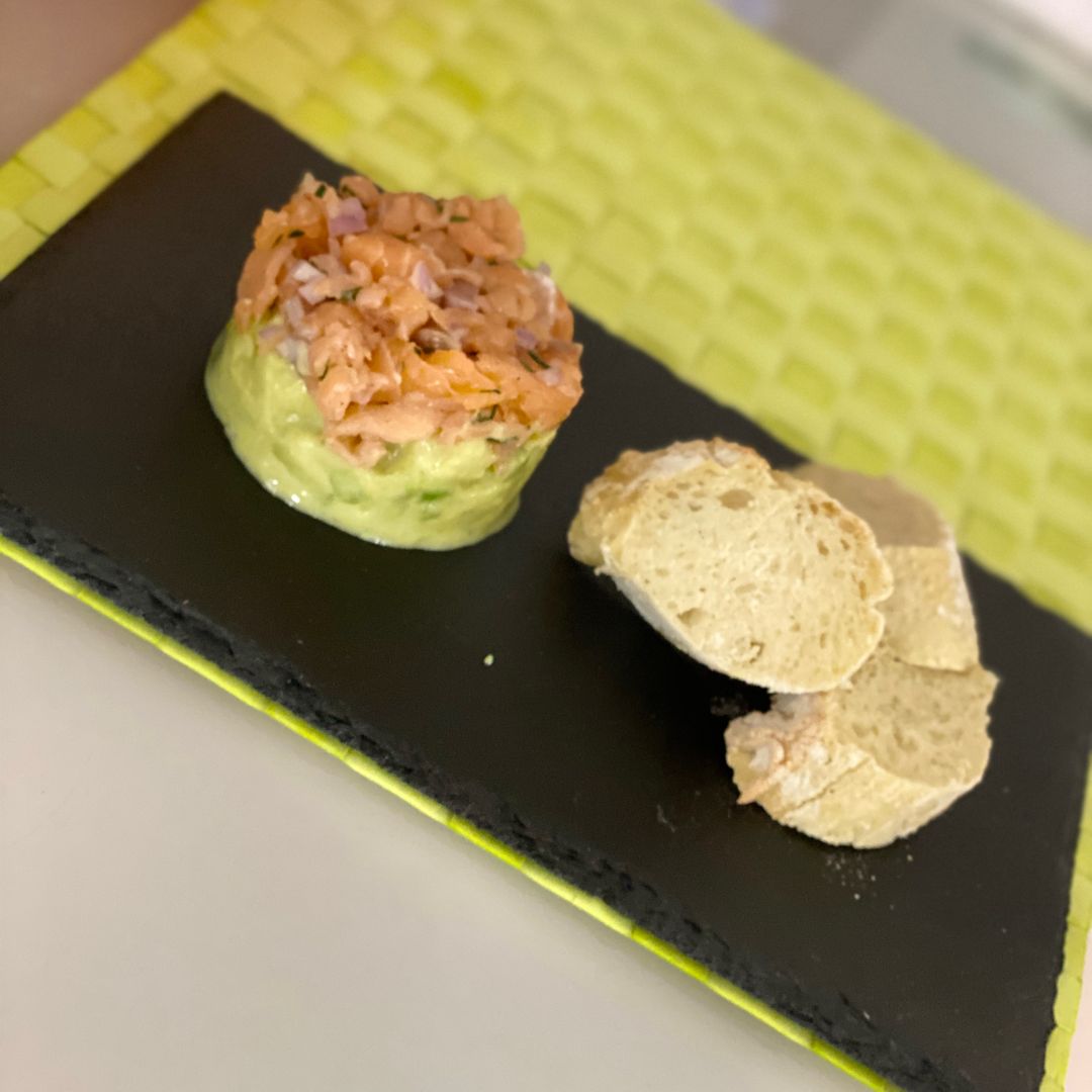 Lachstatar mit Kartoffel-Avocado-Gurkensalat