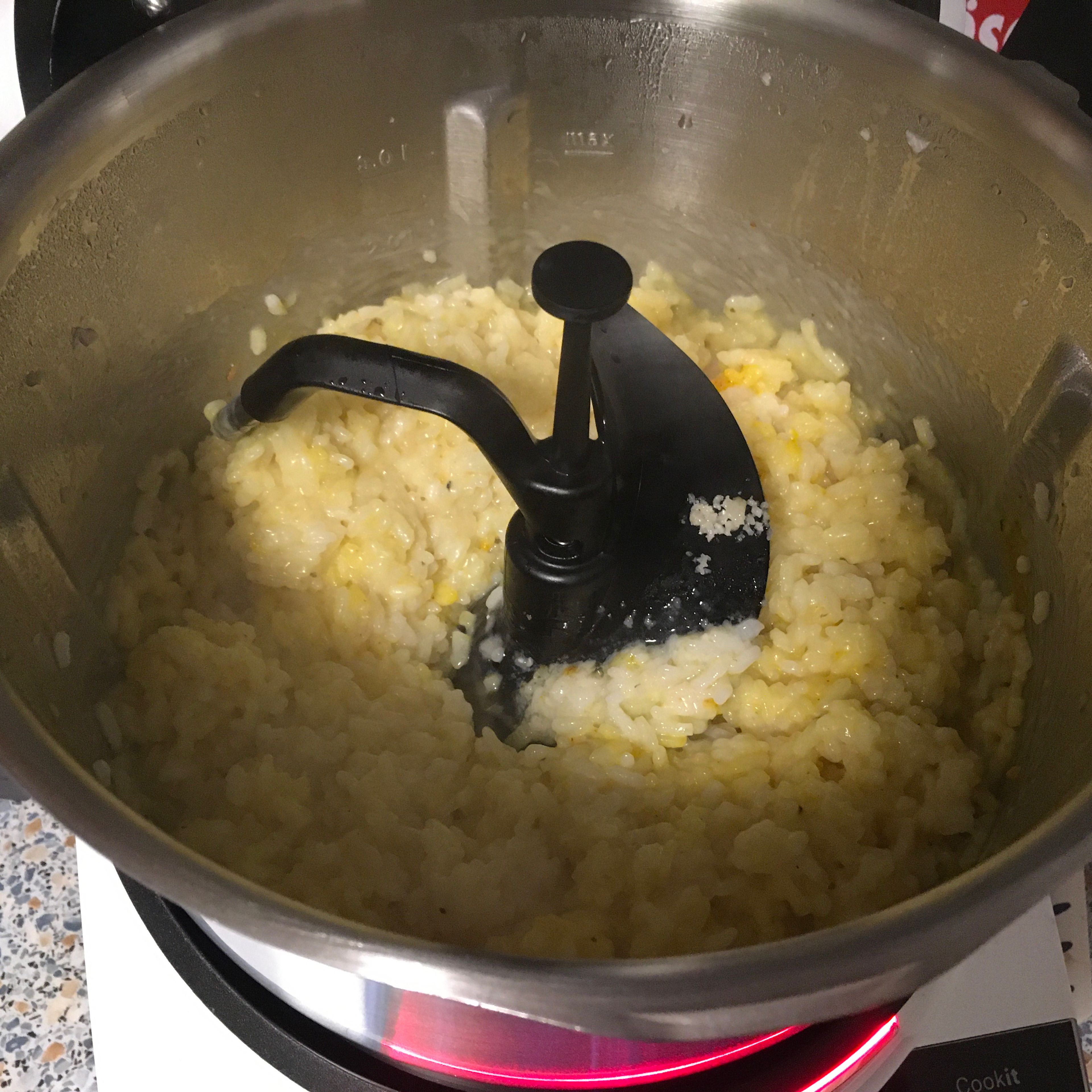 Butter und Parmesan zugeben und unterrühren - sofort servieren und schmecken lassen. (Cookit 3D-Rührer | Stufe 6 | 95 Grad | 30 Sek.)