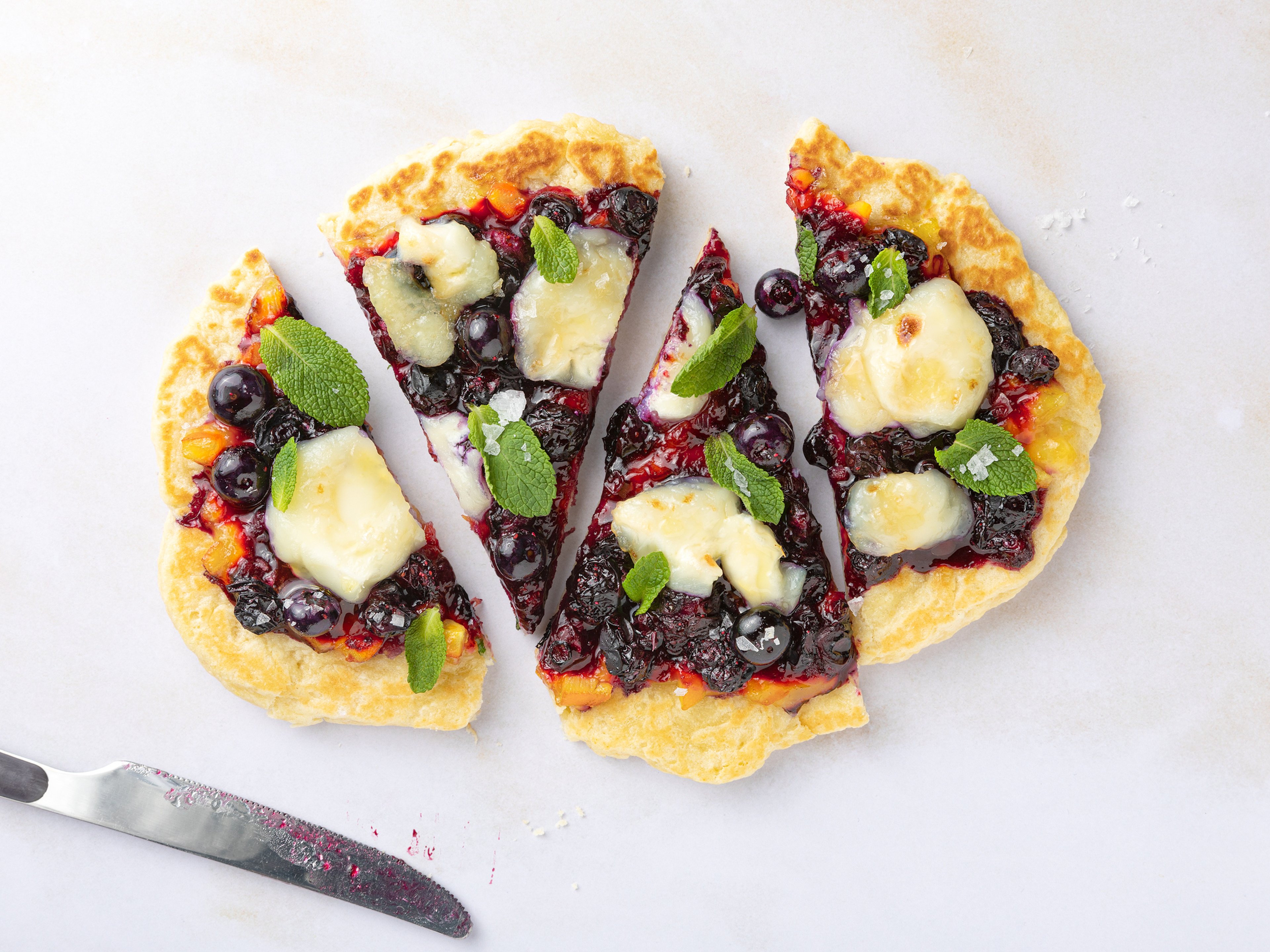 Schnelles Fladenbrot mit Ziegenkäse, Blaubeeren und Minze