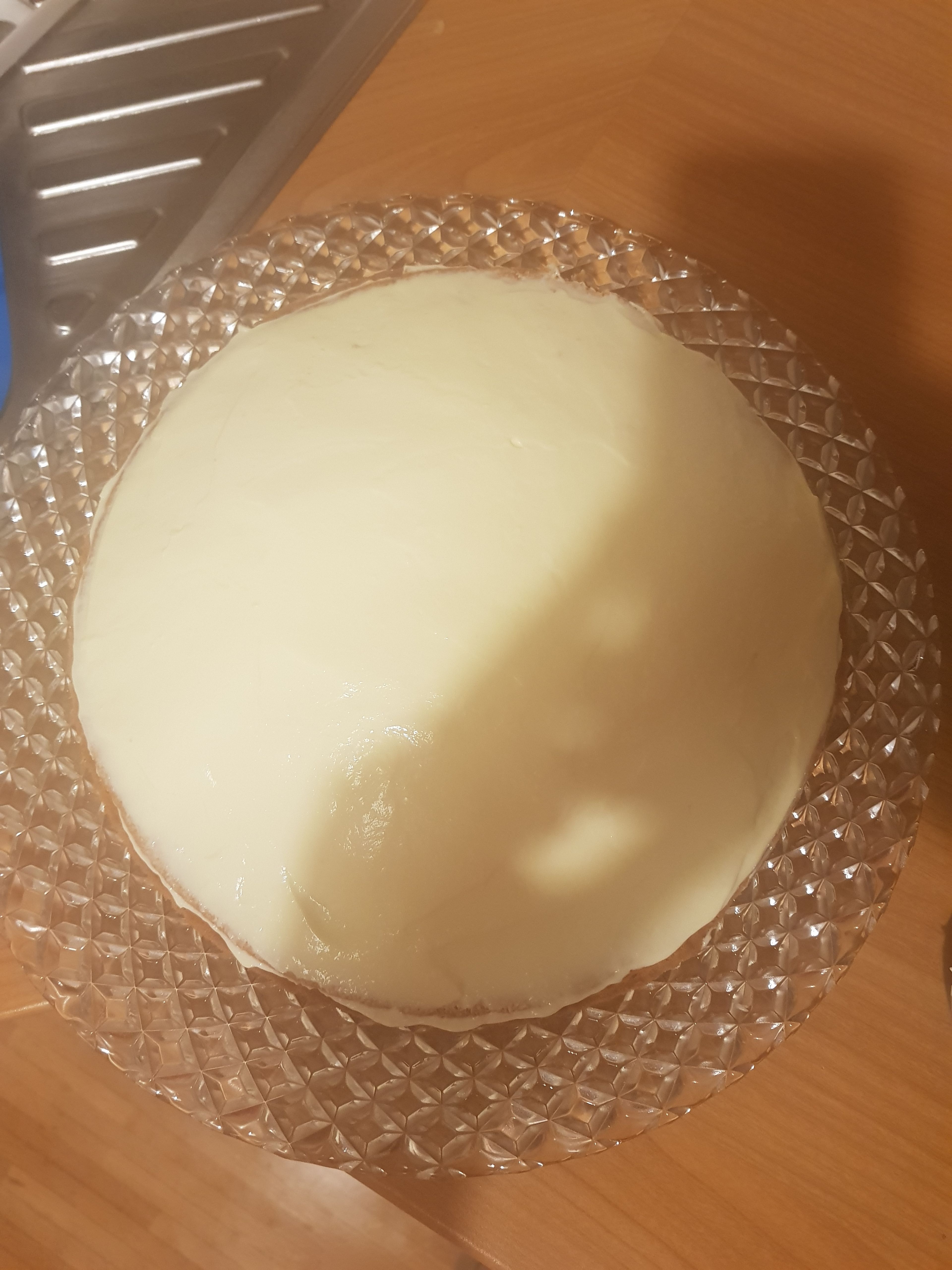 Den abgekühlten Kuchenboden am besten auf eine größere Platte legen und die Zitronen- Mascarpone-Creme darauf gut verteilen.
Kuchen im Kühlschrank ca. 1 Std. abkühlen lassen.