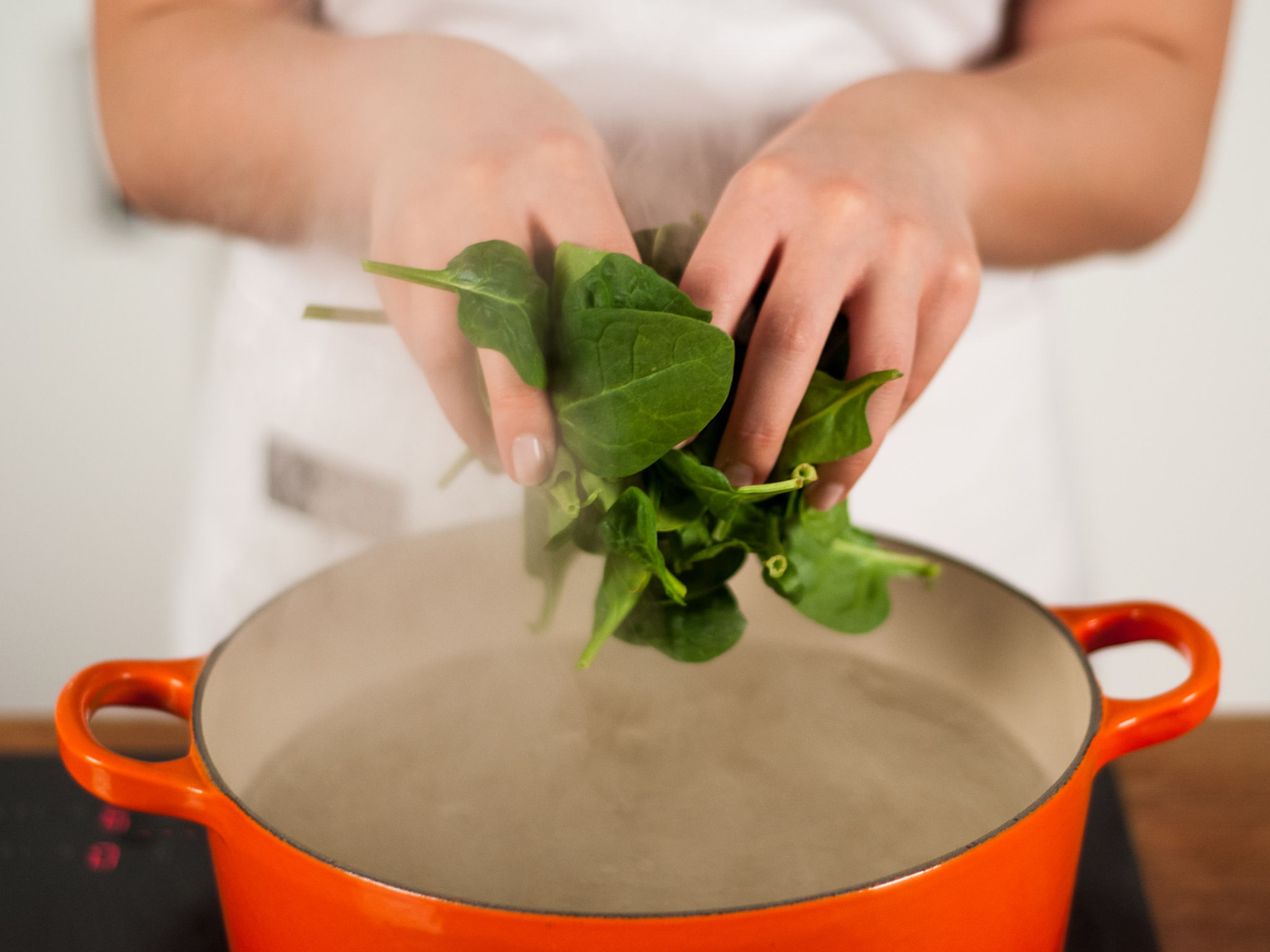 Wasser in großem Topf zum Kochen bringen. Spinat für ca. 1 – 2 Min. sieden lassen.