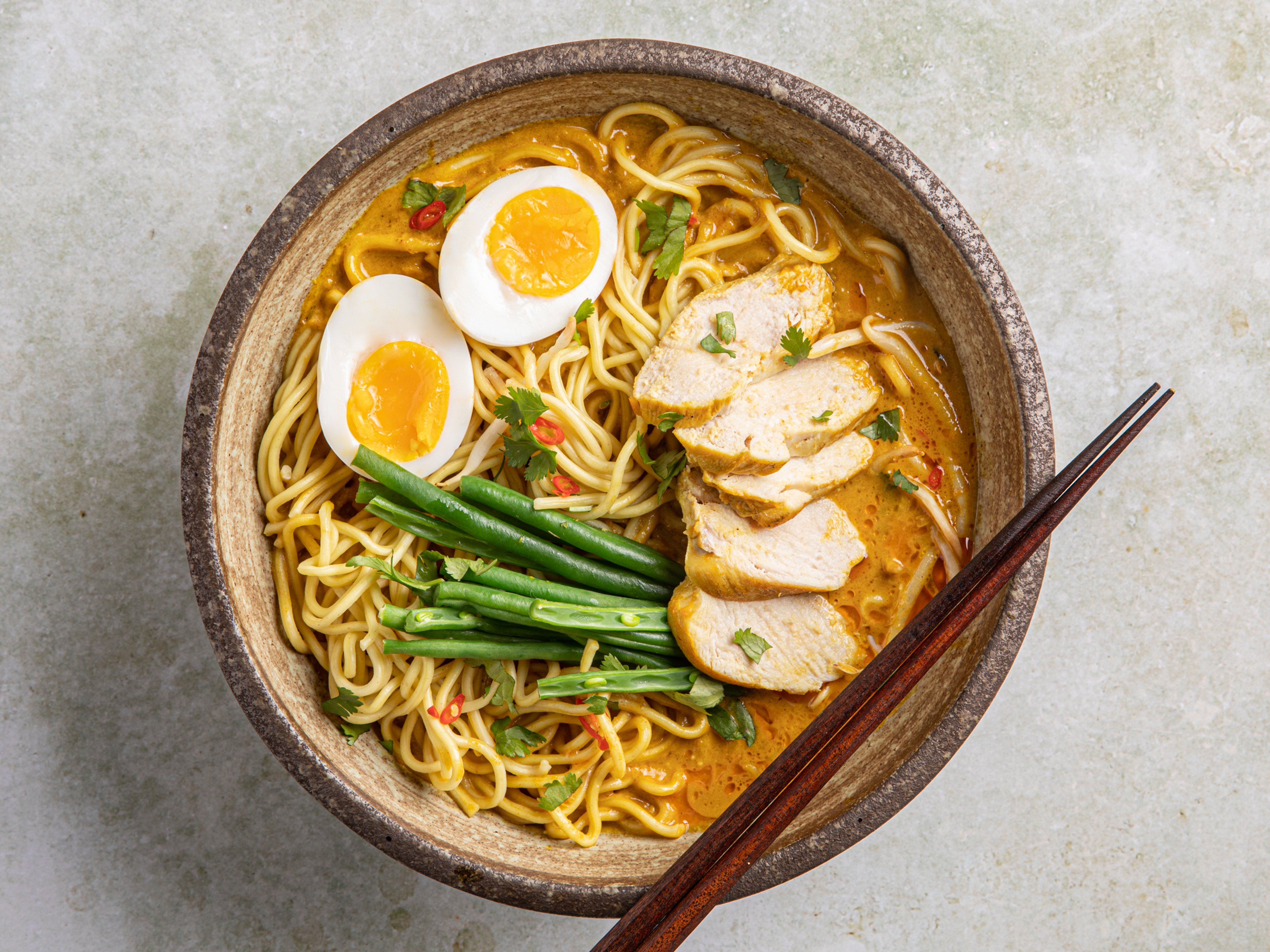 Laksa mit Hühnchen (malaysische Curry-Nudelsuppe)