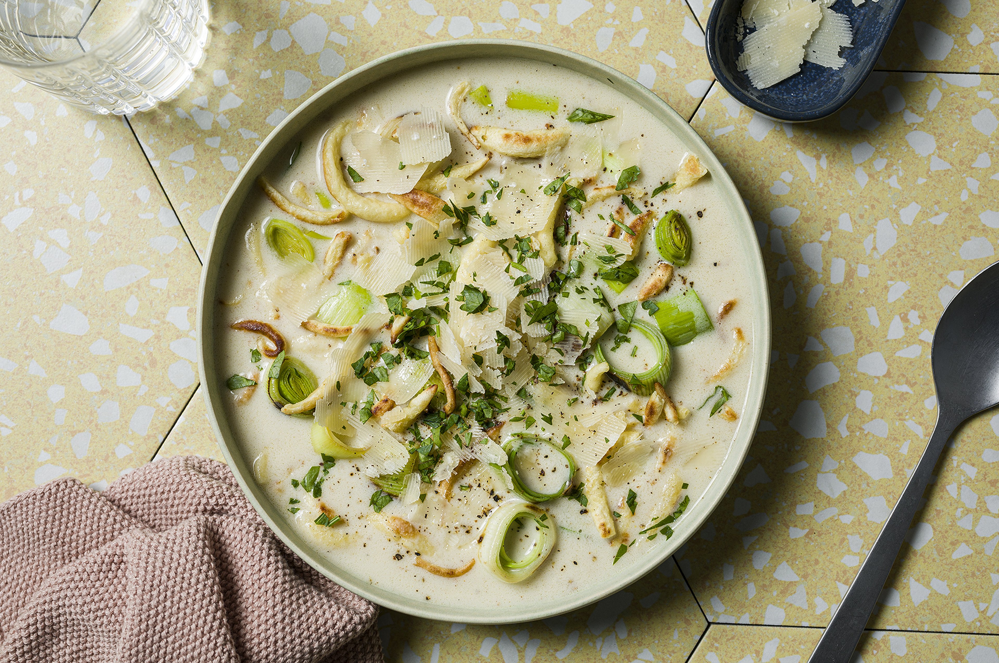 Einfache Kässpätzle-Suppe mit Lauch