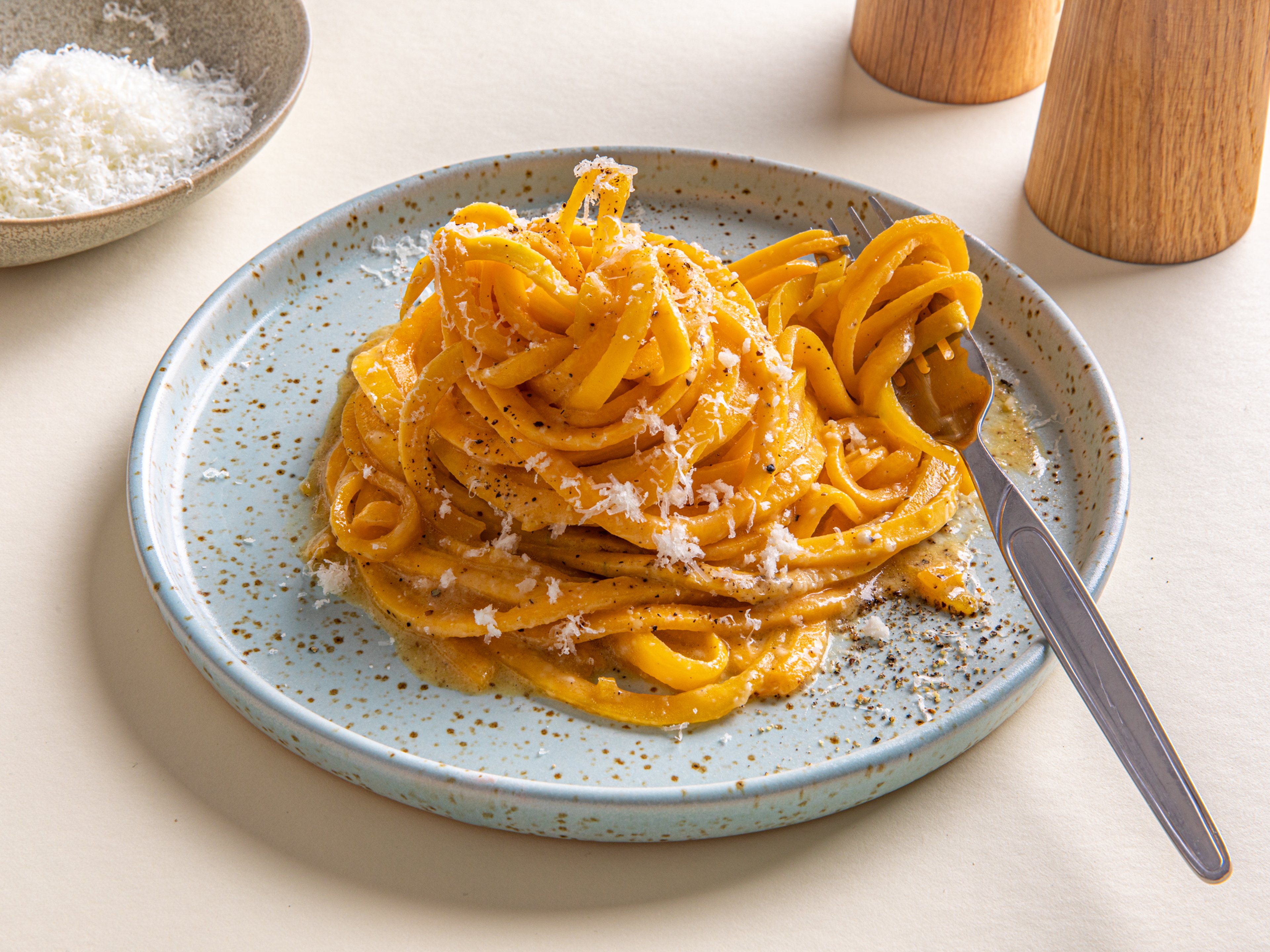 5-Zutaten Cacio e Pepe mit Kürbisnudeln und Miso