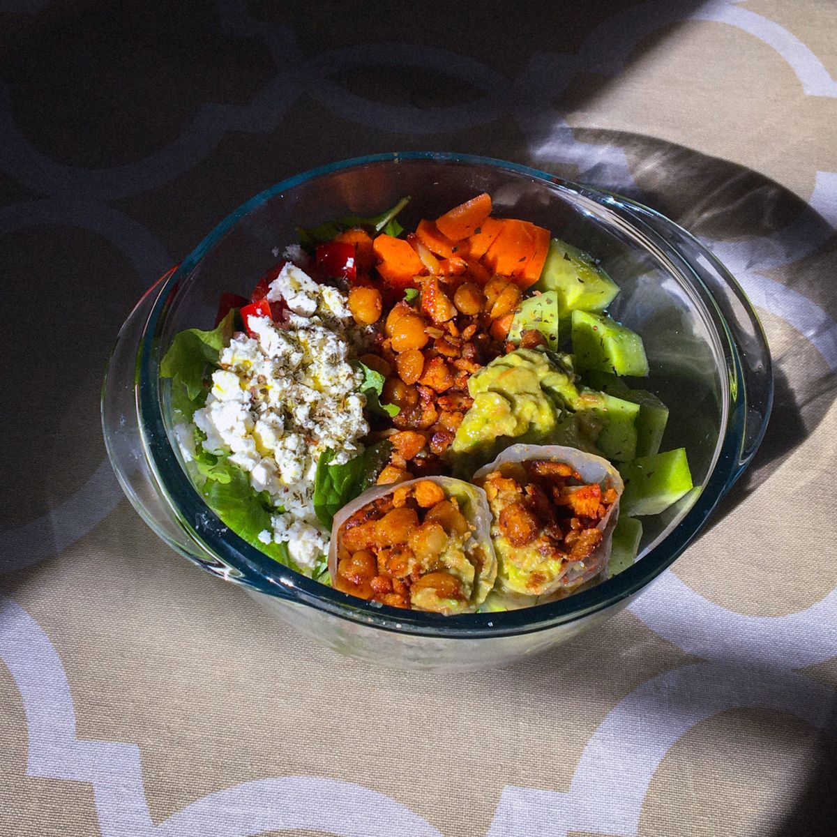 Fresh salad with chickpeas and chicken rolls | Recipe | Kitchen Stories