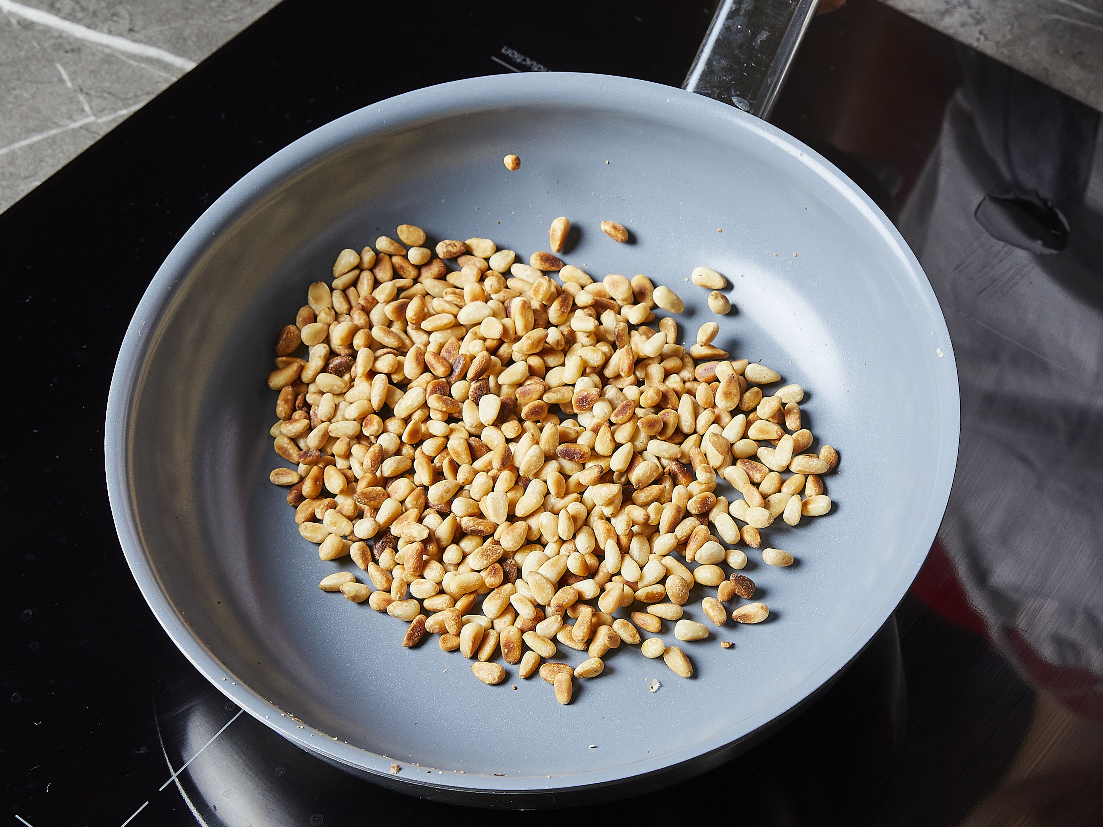 Toast pine nuts in a small frying pan for approx. 3–4 min. on medium-low heat until browned.