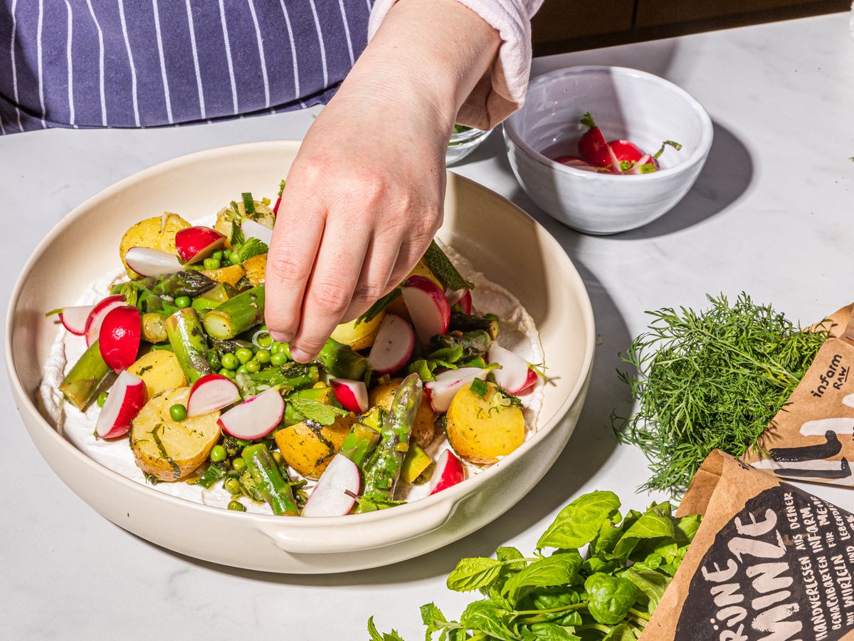 Spring potato and asparagus salad | Recipe | Kitchen Stories