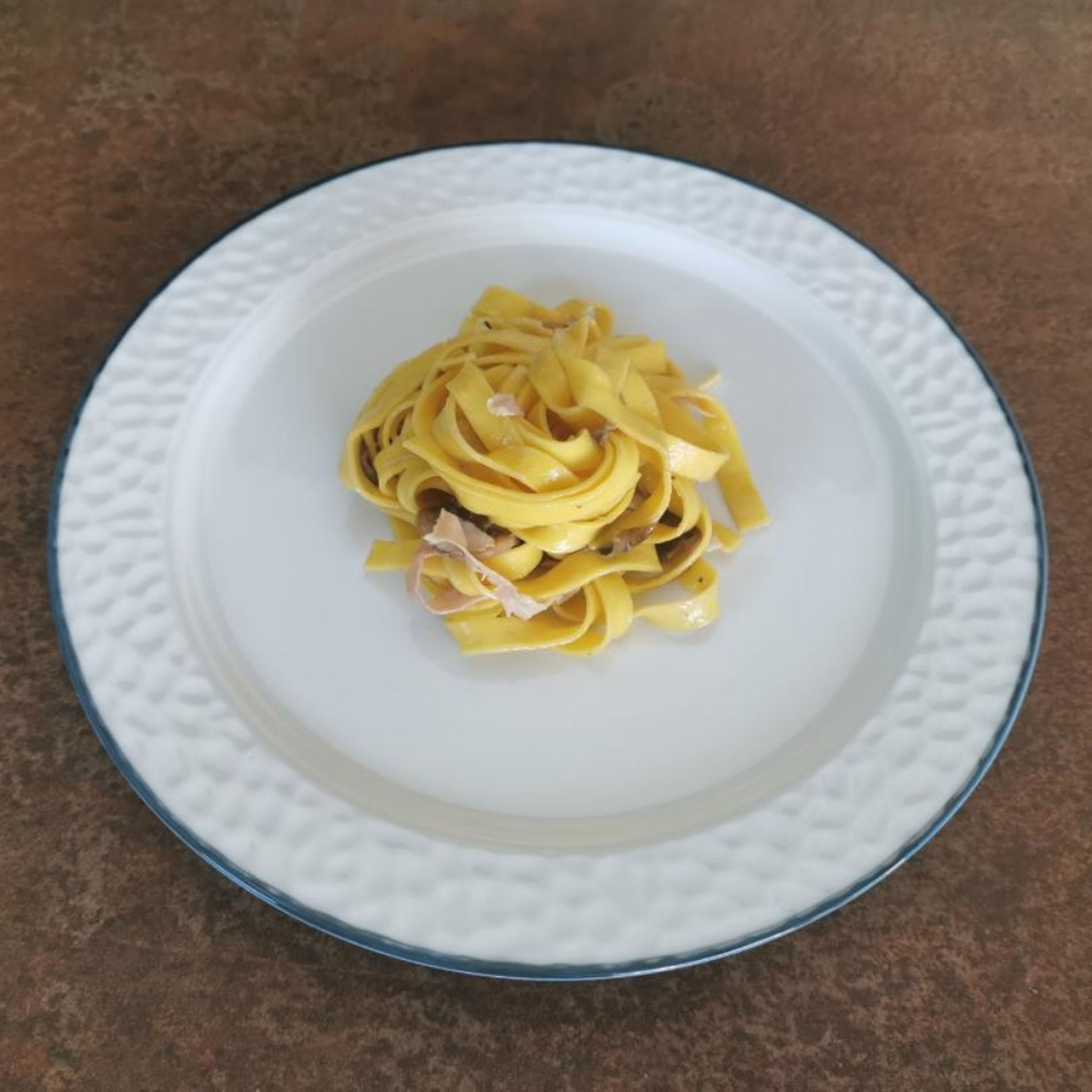 Tagliatelle anrichten und servieren. Guten Appetit!