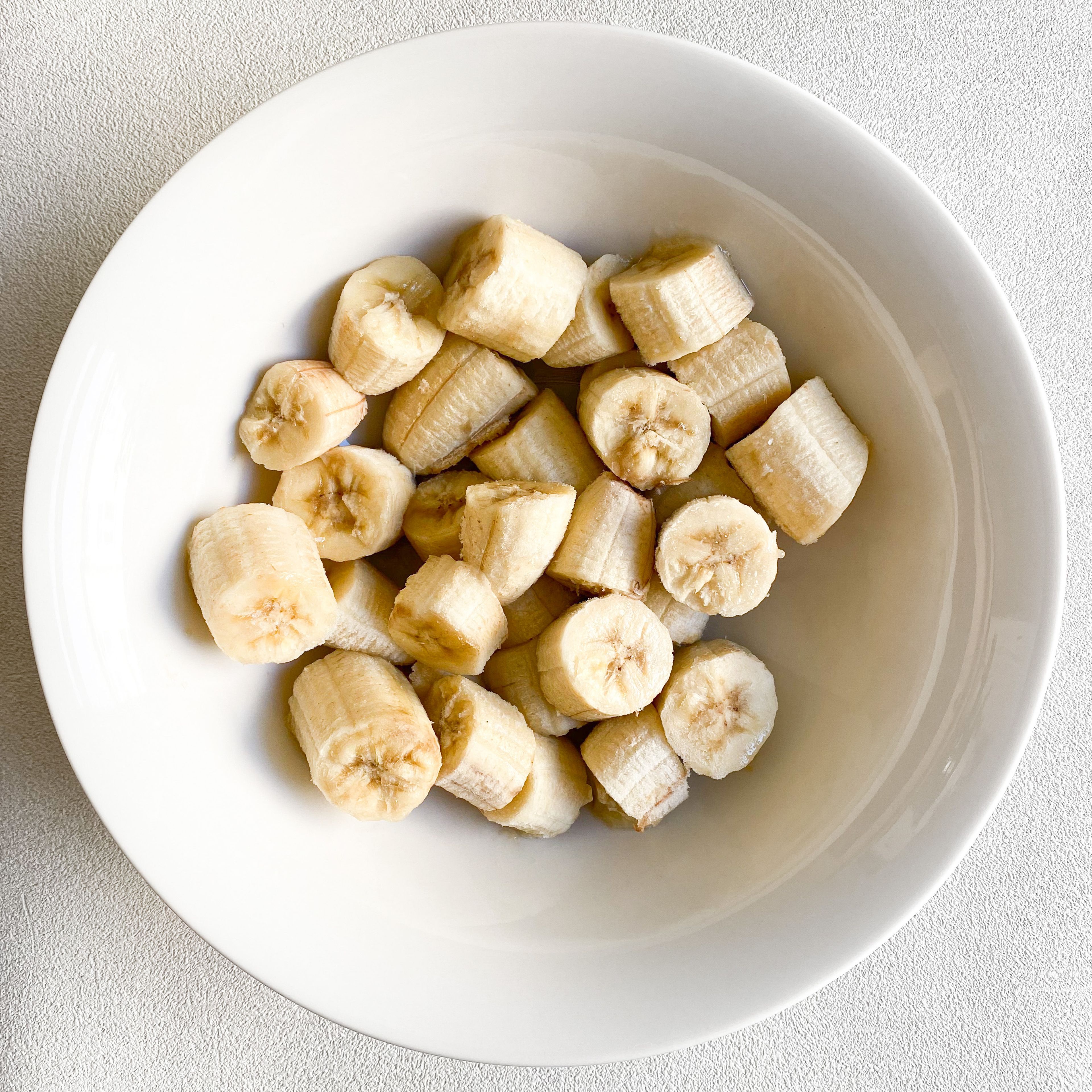 Die Bananen in einer großen Schüssel mit einer Gabel zerdrücken. Je reifer die Bananen sind, desto besser. Dann Öl, Ahornsirup und Hafermilch unterrühren, bis alles gut eingearbeitet ist. Wenn du kein Veganer bist, kannst du statt Ahornsirup auch Honig verwenden. Außerdem funktioniert auch jede andere Pflanzenmilch sehr gut.