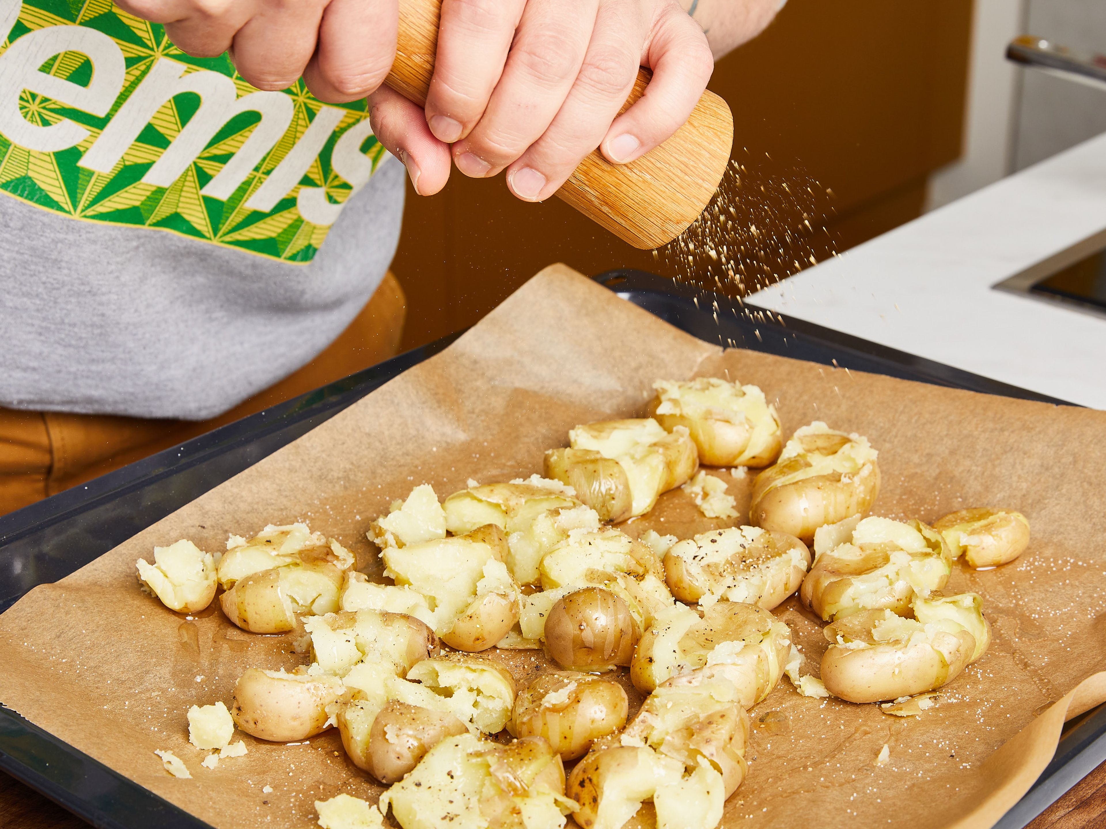 Die zerdrückten Kartoffeln mit Pflanzenöl beträufeln und mit Salz und Pfeffer würzen. Im Ofen ca. 15 – 20 Min. backen, bis sie schön braun und an den Rändern knusprig sind.