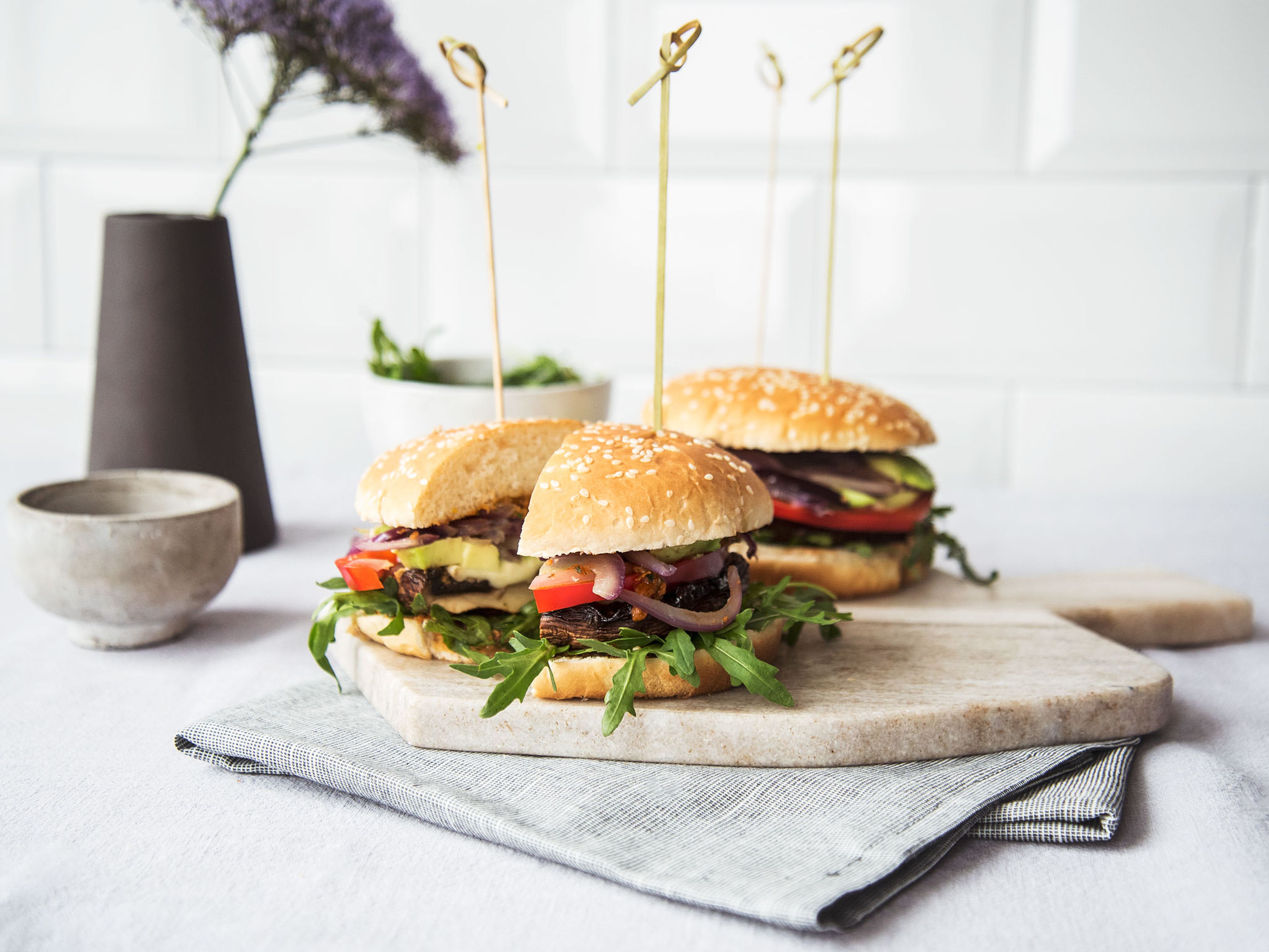 Portobello-Burger mit Mozzarella und Pesto