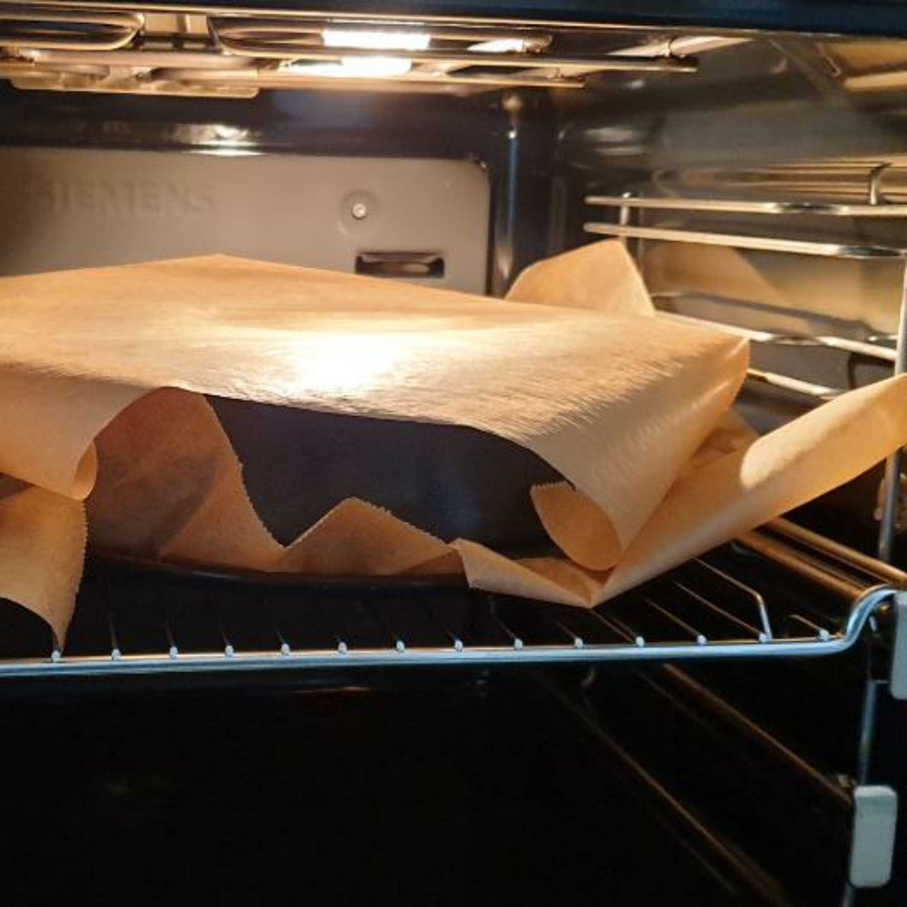 Springform in den Ofen schieben und mit Backpapier bedecken. 40 min mit Backpapier backen. Dann die Abdeckung entfernen und nochmal 20 min weiterbacken, bis er oben schön braun und in der Mitte durch ist. Beim Stäbchentest wir noch ein bisschen was am Stäbchen kleben bleiben, das wird erst beim abkühlen fest. Passt auf, dass er oben nicht zu dunkel wird, dann lieber wieder abdecken.