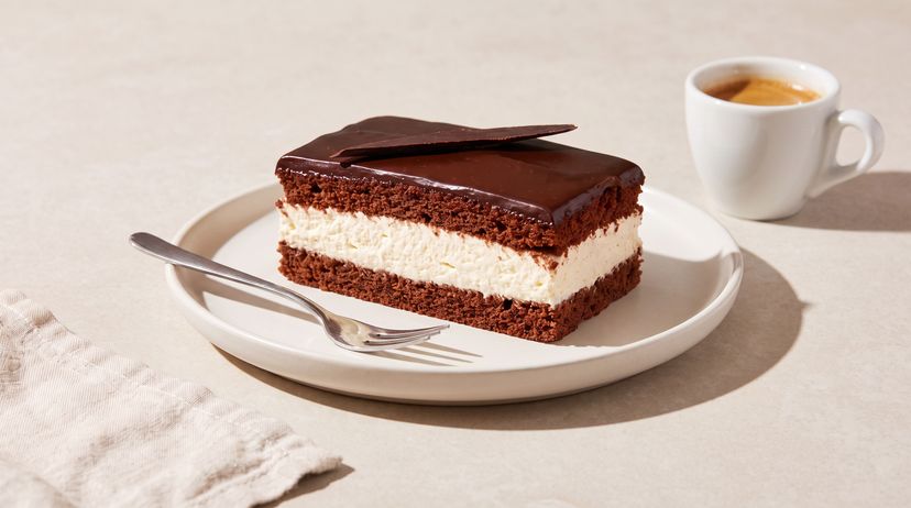 Cremiger Milchschnitte-Kuchen vom Blech mit fluffigem Schokobiskuit
