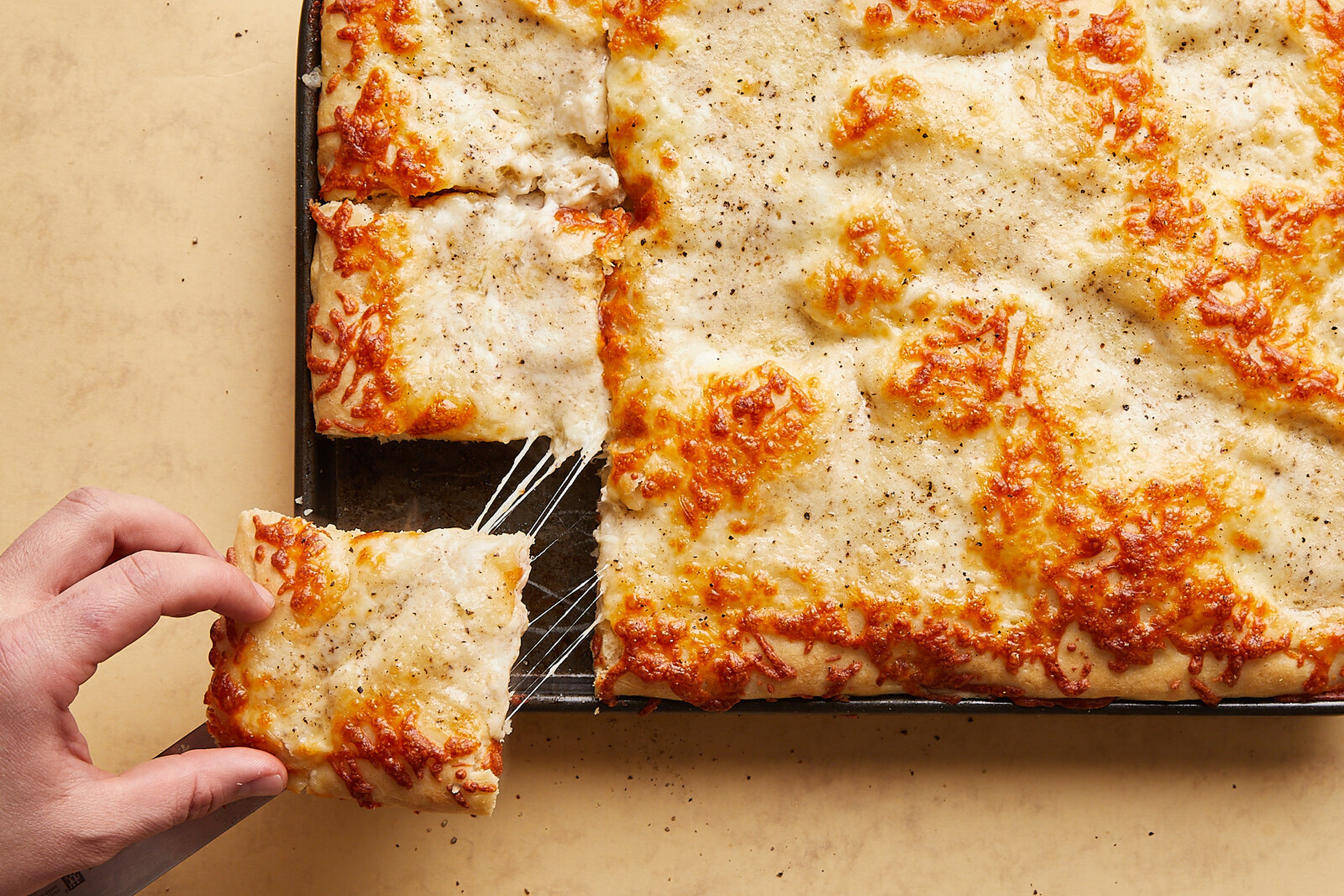 5-ingredient cacio e pepe pizza