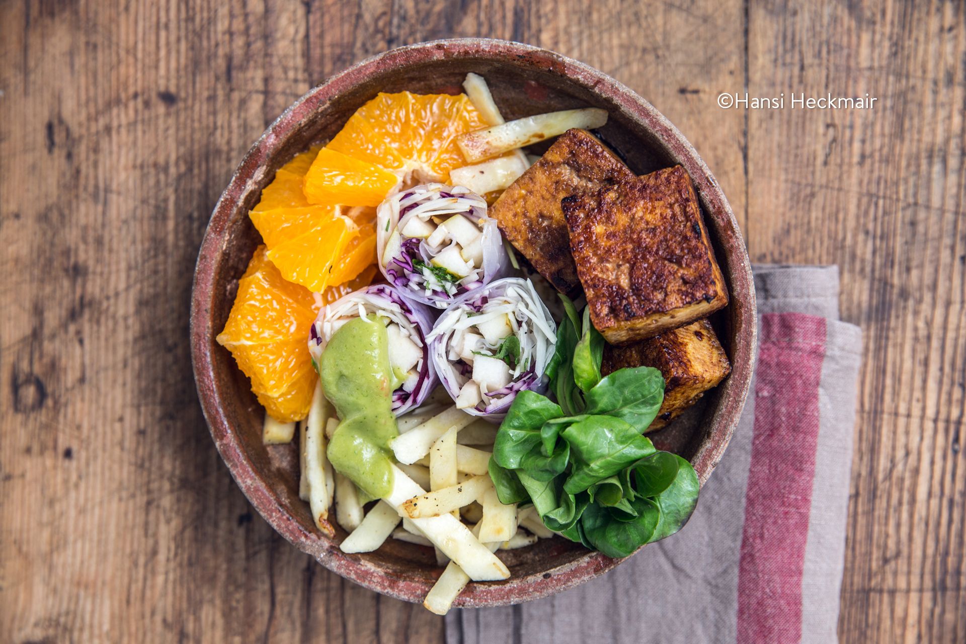 Salatbowl mit Glücksrollen, Spicy Tofu, Pastinake und Orange