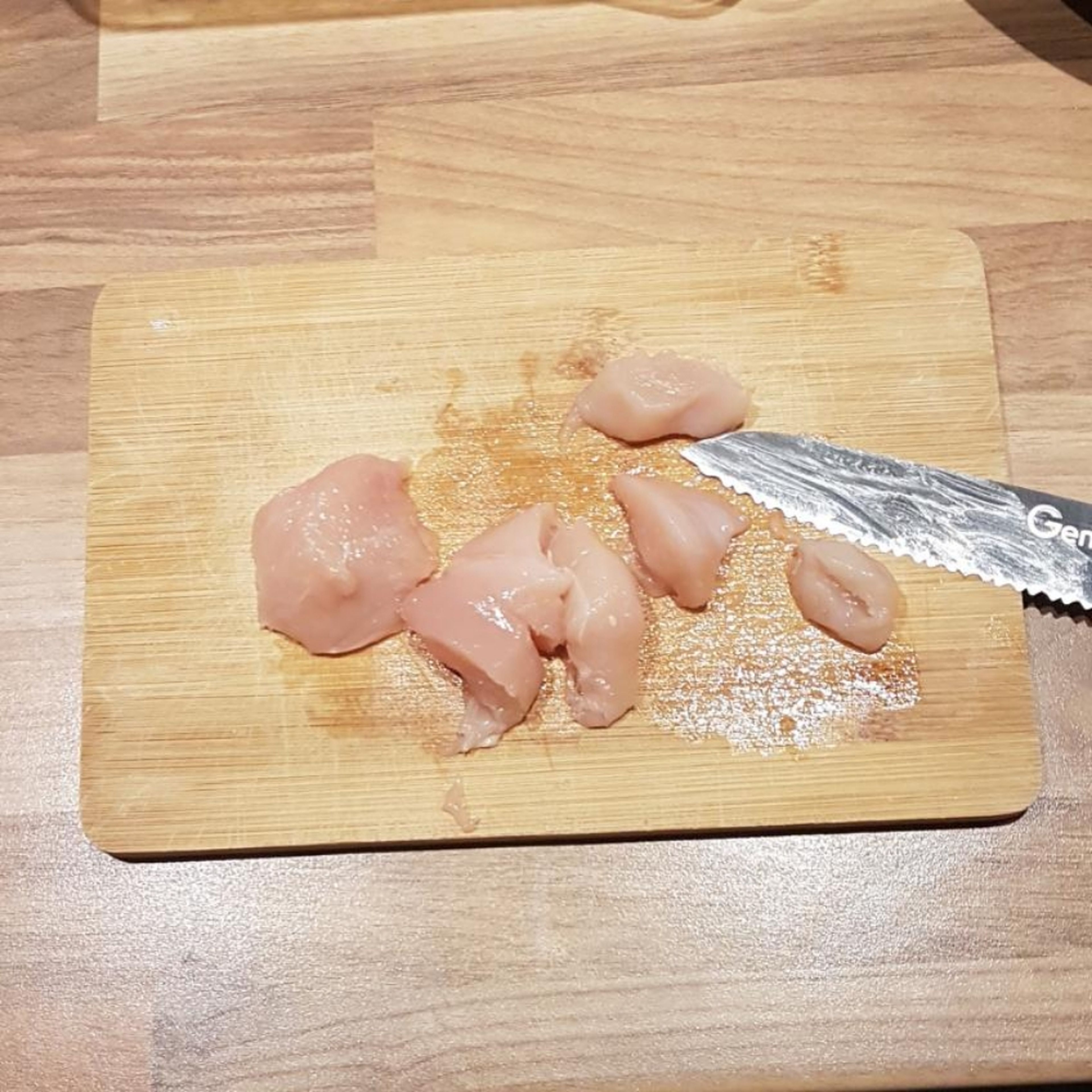 Fleisch in kl. Sltücke schneiden und in Pfanne braun anbraten