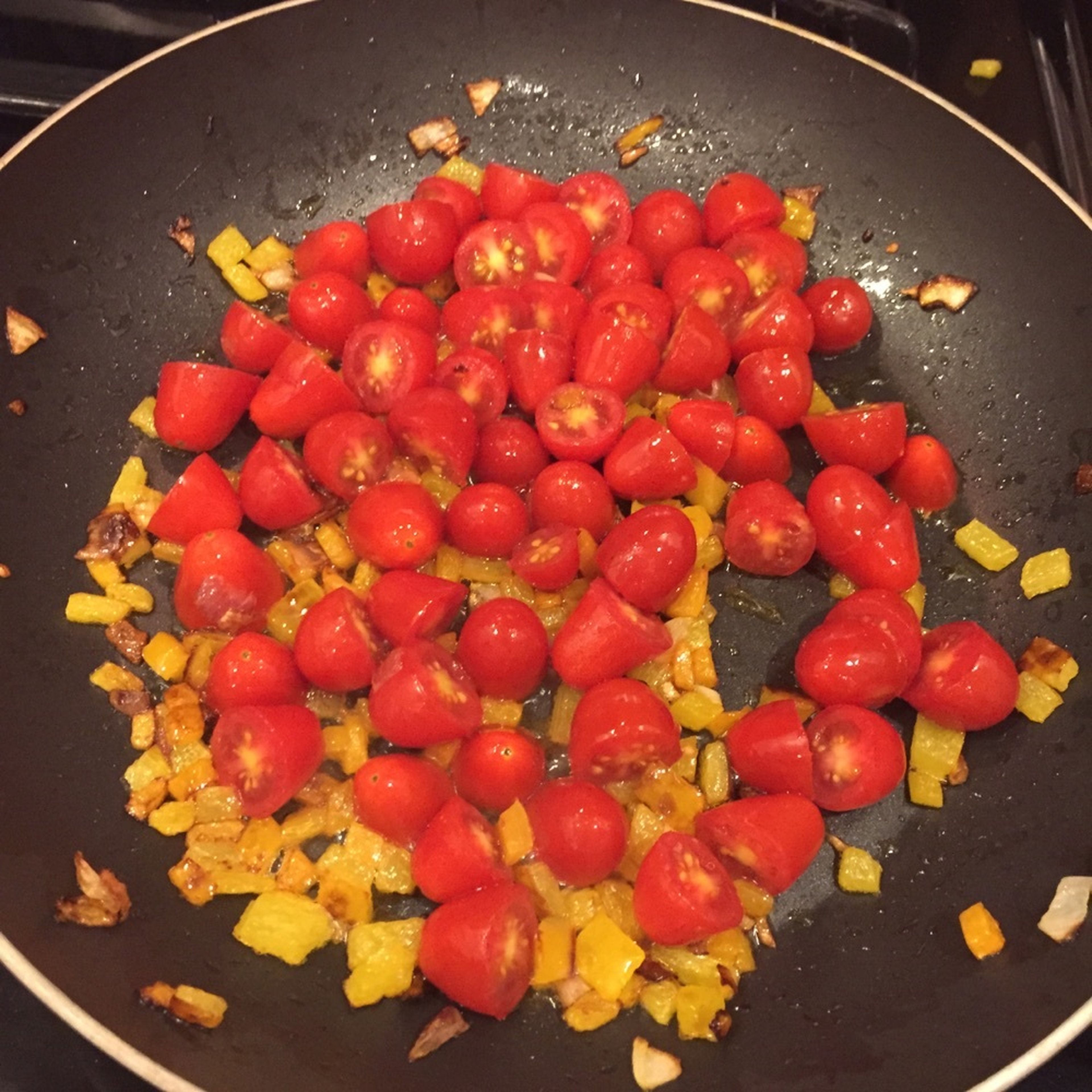 Tomaten hinzufügen und braten, bis sie weich sind und wässrig werden.