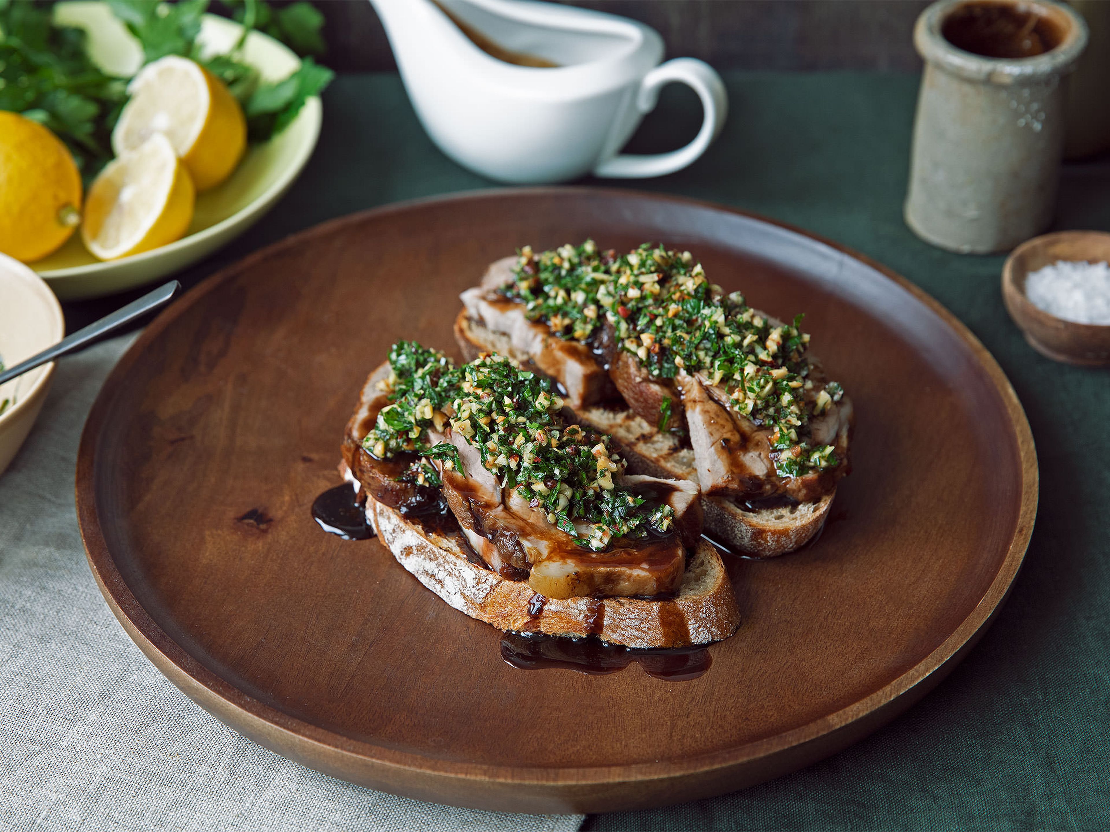 Geschmorter Schweinenacken auf Brot mit Haselnuss-Gremolata