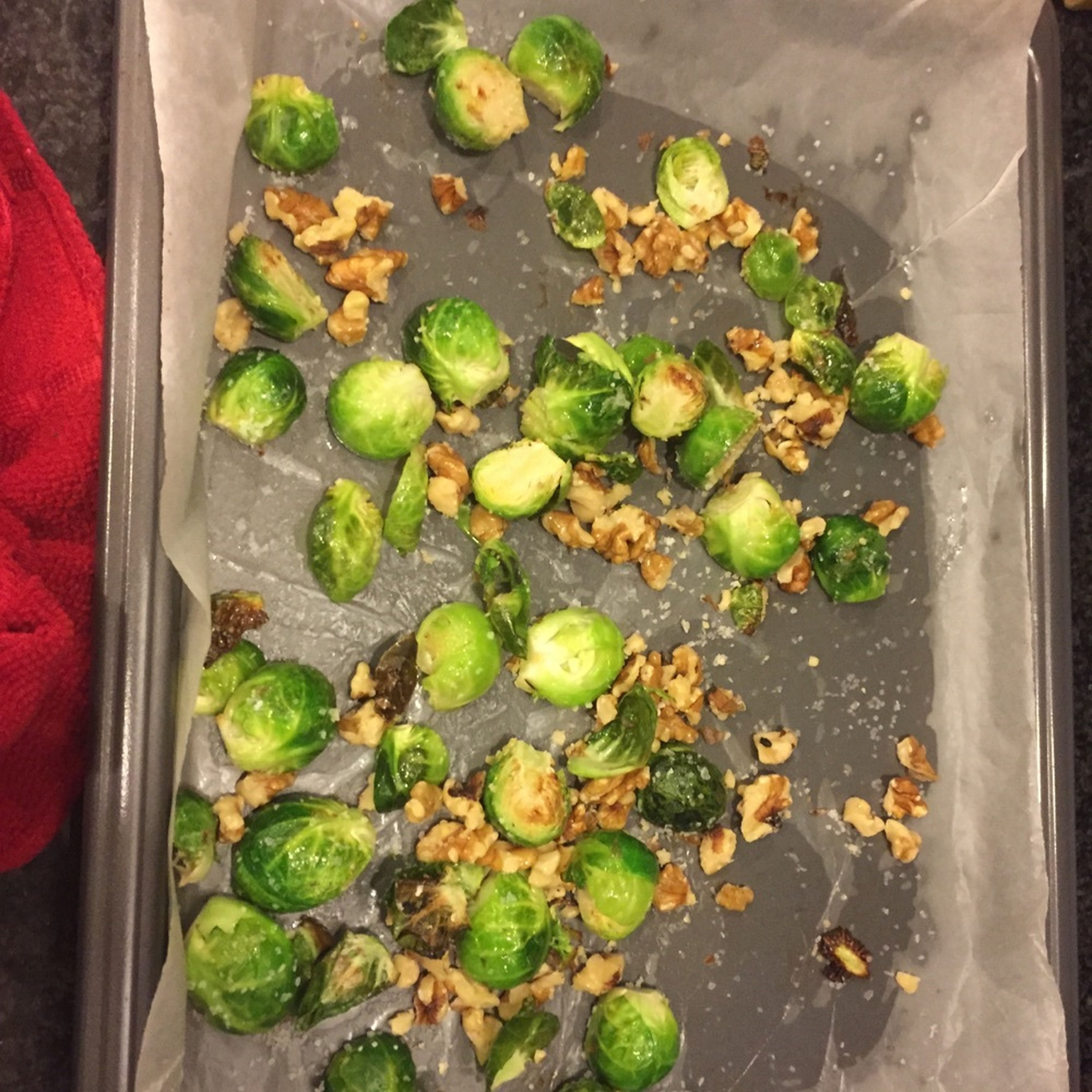 Pre-heat oven to 220°C/425°F. Halve Brussels sprouts. Evenly spread walnuts and halved Brussels sprouts on a baking sheet. Drizzle with part of the olive oil and generously season. Roast for approx. 20 min., tossing once after half of the time is up.
